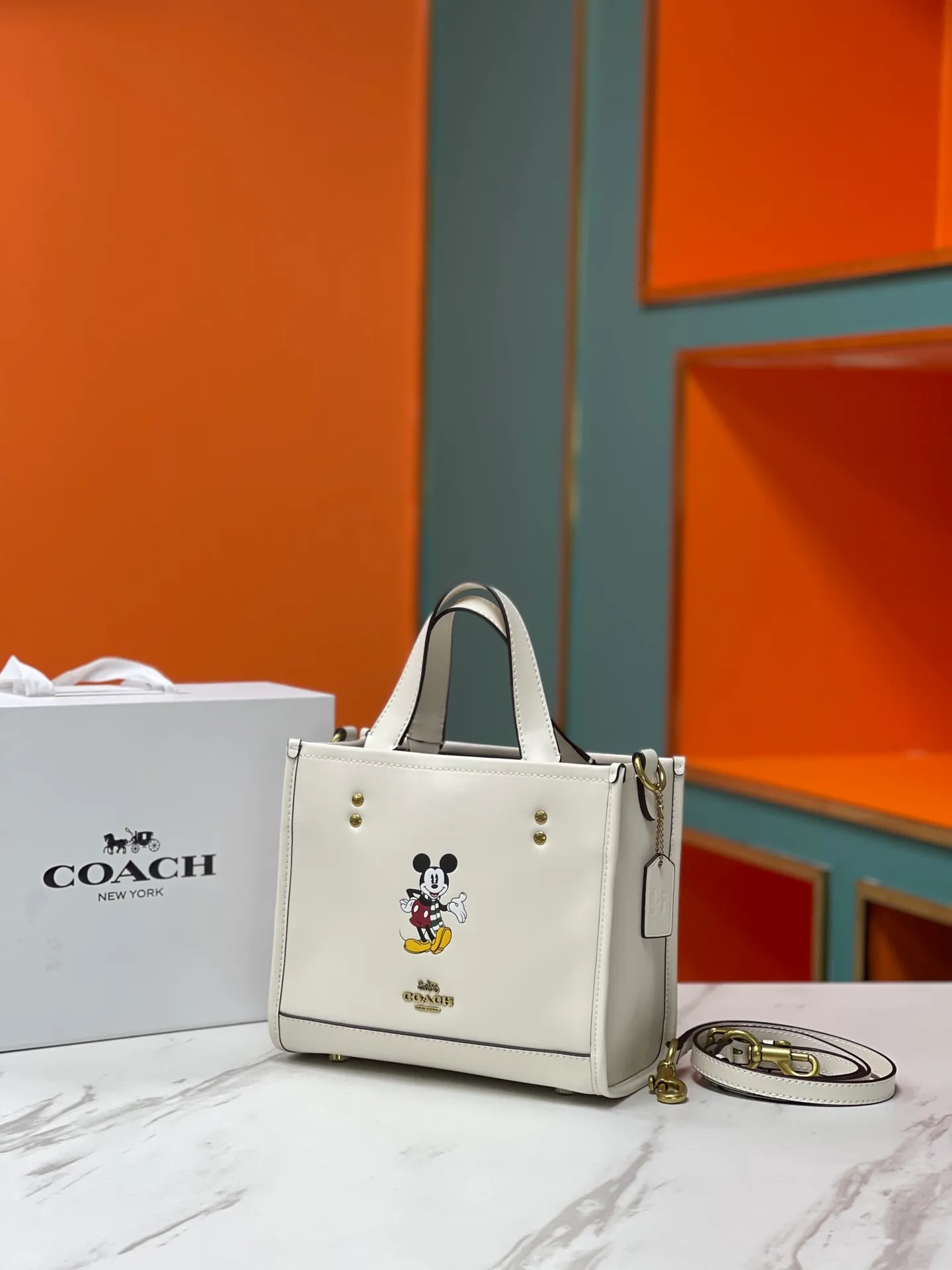 Batch 440💰COACH/Coach’s new X DISNEY co-branded series CM843 Dempsey22 with smooth leather, embellished with classic Mickey patterns, simple and with a cute atmosphere belonging to Disney, size 22/20,