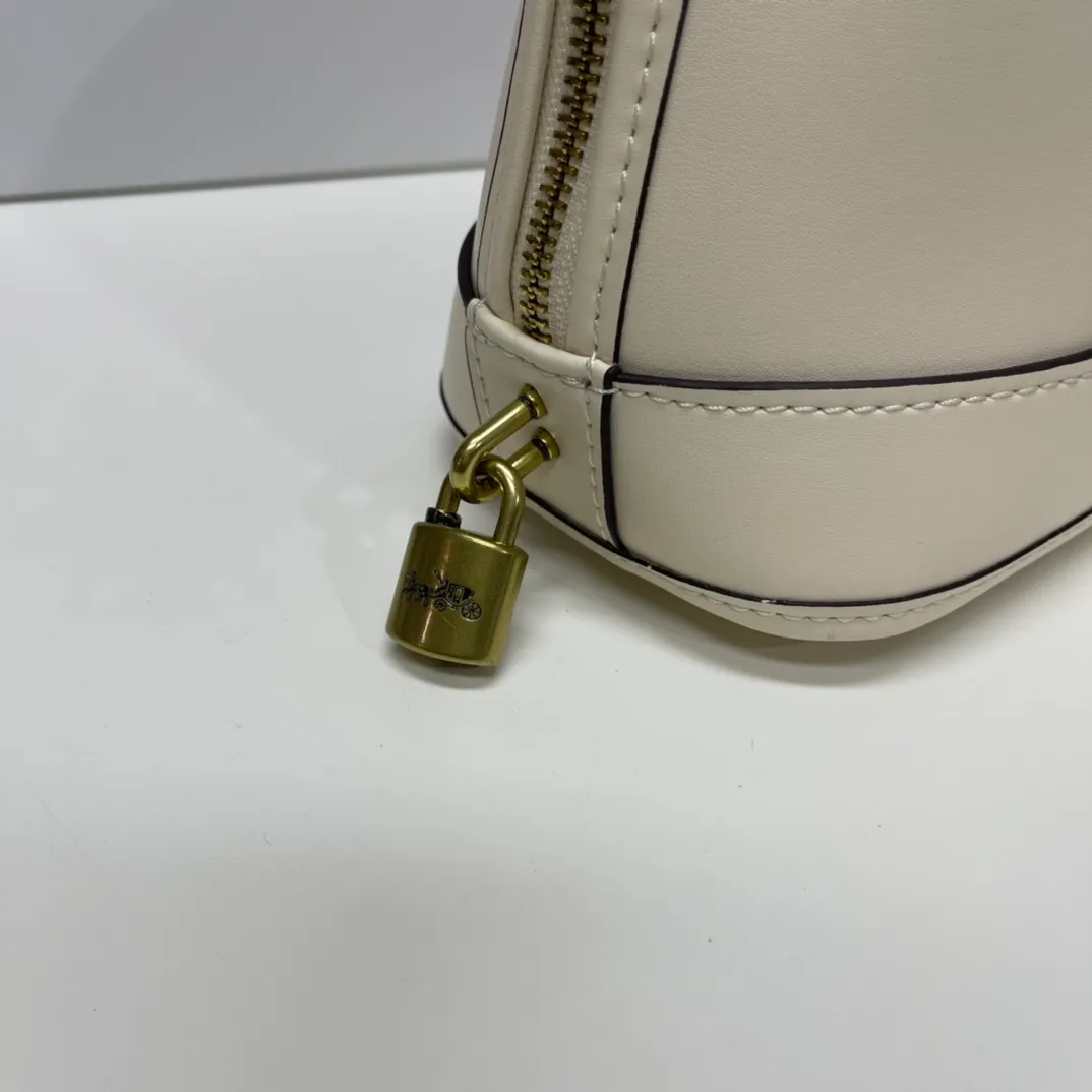 Top original order, batch 500💰coach/Coach new model number: CC411 Shell bag Classic style, newly upgraded 1941 series Suitcase handle design, full of retro style Large capacity, perfect for autumn and winter handbags Smooth cowhide material Never-ending classic, every age group has a different charm when carrying it, can be matched with different styles New small design ideas, listing The key cover and padlock elements show the charm of a luxurious coach. Babies who like retro style should not miss it~ Size: 26*20*12