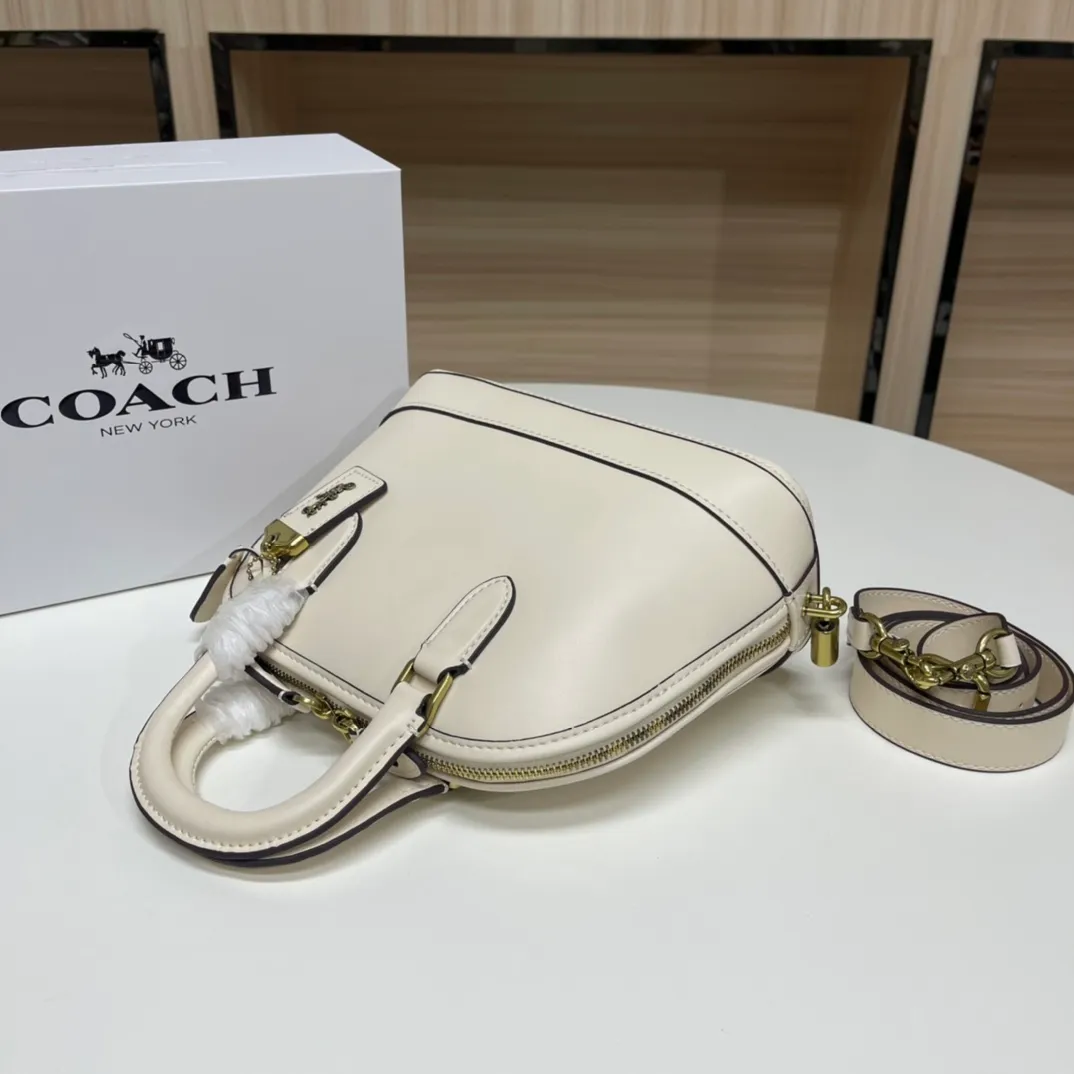 Top original order, batch 500💰coach/Coach new model number: CC411 Shell bag Classic style, newly upgraded 1941 series Suitcase handle design, full of retro style Large capacity, perfect for autumn and winter handbags Smooth cowhide material Never-ending classic, every age group has a different charm when carrying it, can be matched with different styles New small design ideas, listing The key cover and padlock elements show the charm of a luxurious coach. Babies who like retro style should not miss it~ Size: 26*20*12