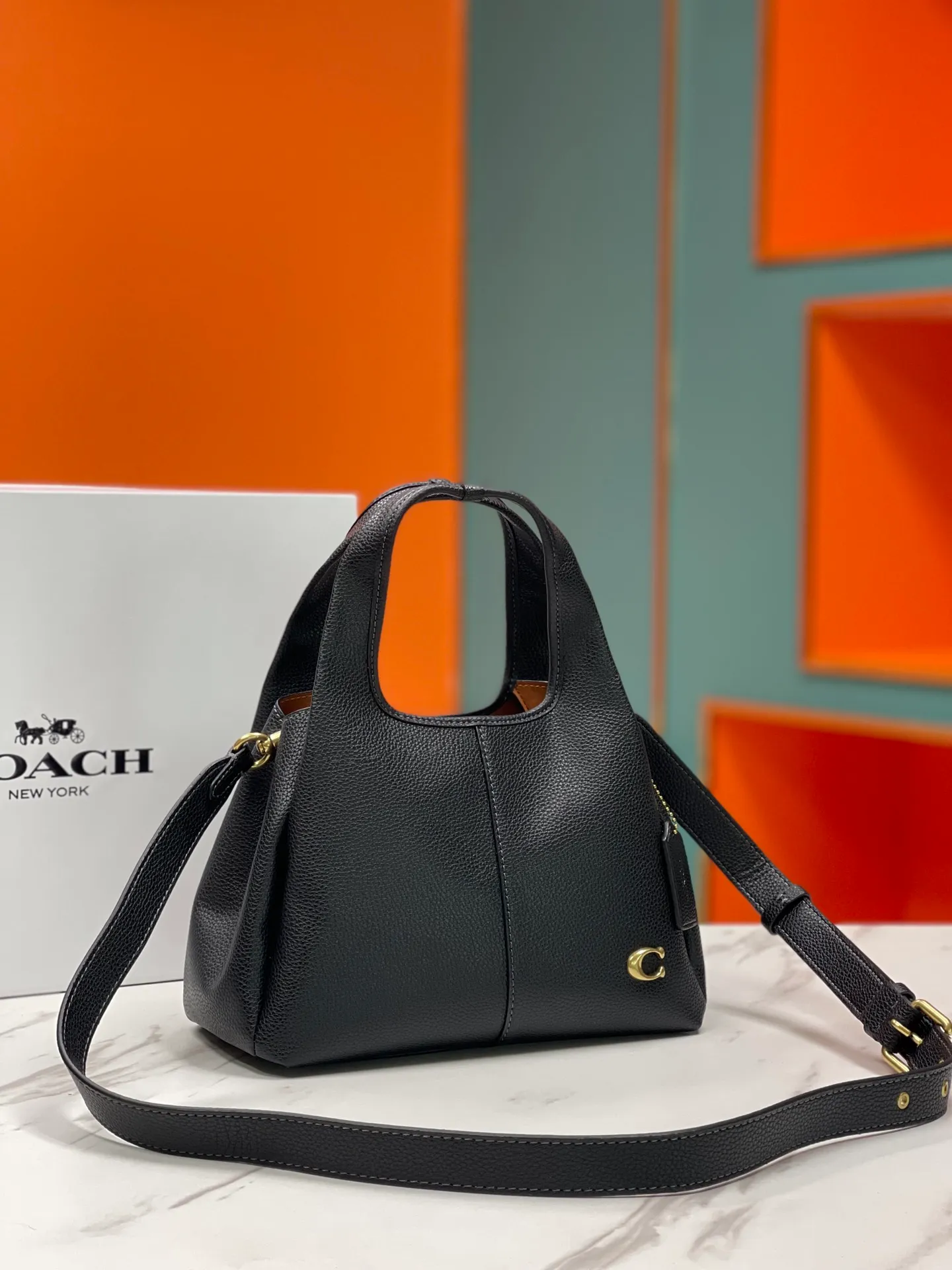 Top original order batch 460💰Coach/Coach new September vegetable basket is huge and beautiful. Coach model CM545. September new LANA vegetable basket bag. The bag shape is simple and elegant, and can be used for daily items. It is small enough and can be carried by hand or cross-body. Daily items can be placed completely. It is medium-sized and can be carried by hand or cross-body. Size 22.31.13.