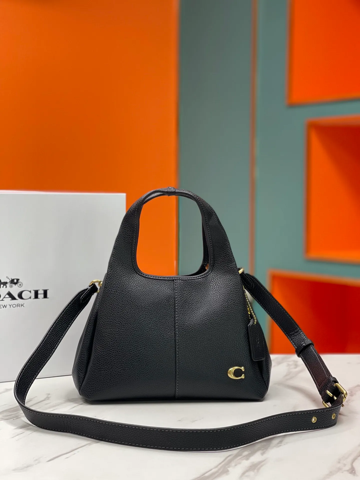 Top original order batch 460💰Coach/Coach new September vegetable basket is huge and beautiful. Coach model CM545. September new LANA vegetable basket bag. The bag shape is simple and elegant, and can be used for daily items. It is small enough and can be carried by hand or cross-body. Daily items can be placed completely. It is medium-sized and can be carried by hand or cross-body. Size 22.31.13.