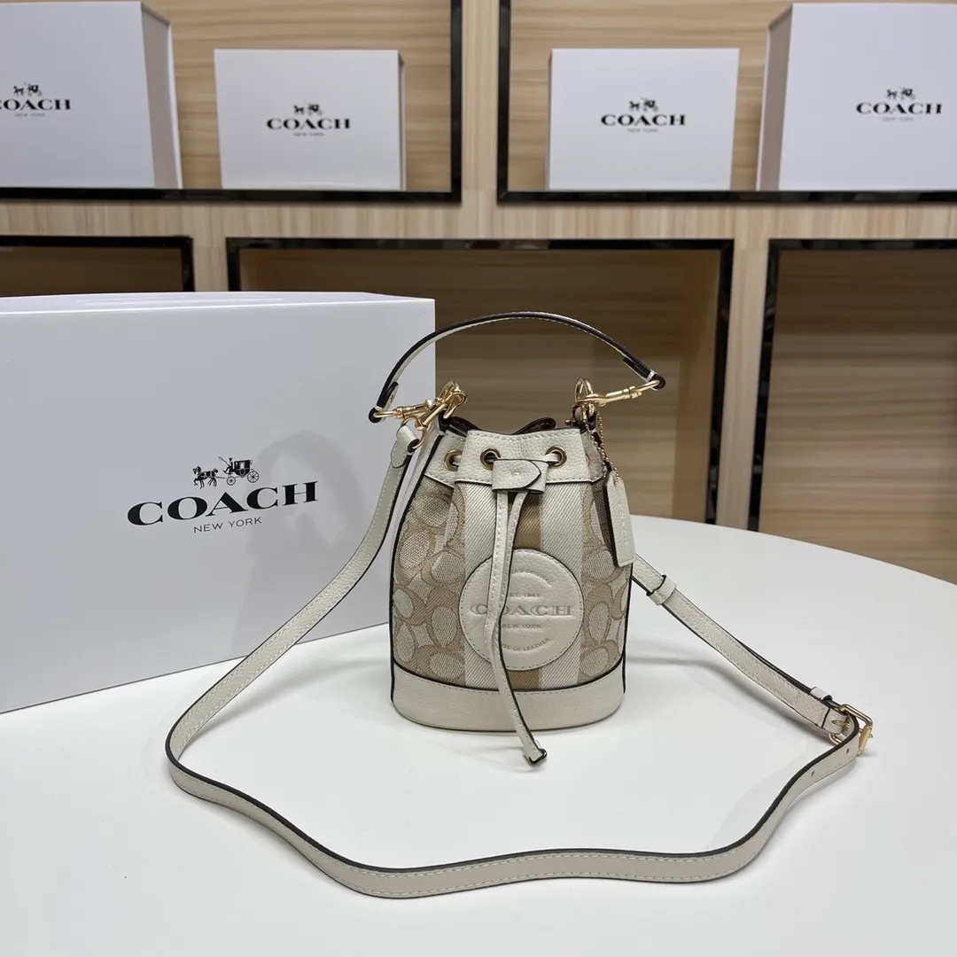 Top original order, batch 400💰coach/Coach new model, item number 8322, the latest mini macaron color bucket, the actual color is super beautiful, very compact, the capacity can also hold essential small items, this size is suitable for spring and summer wear, the back is cute and playful, super Q, the shoulder straps can be detached, you can wear it as you like ~ Size: 14X16.5X9
