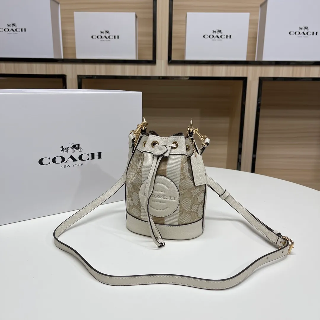Top original order, batch 400💰coach/Coach new model, item number 8322, the latest mini macaron color bucket, the actual color is super beautiful, very compact, the capacity can also hold essential small items, this size is suitable for spring and summer wear, the back is cute and playful, super Q, the shoulder straps can be detached, you can wear it as you like ~ Size: 14X16.5X9