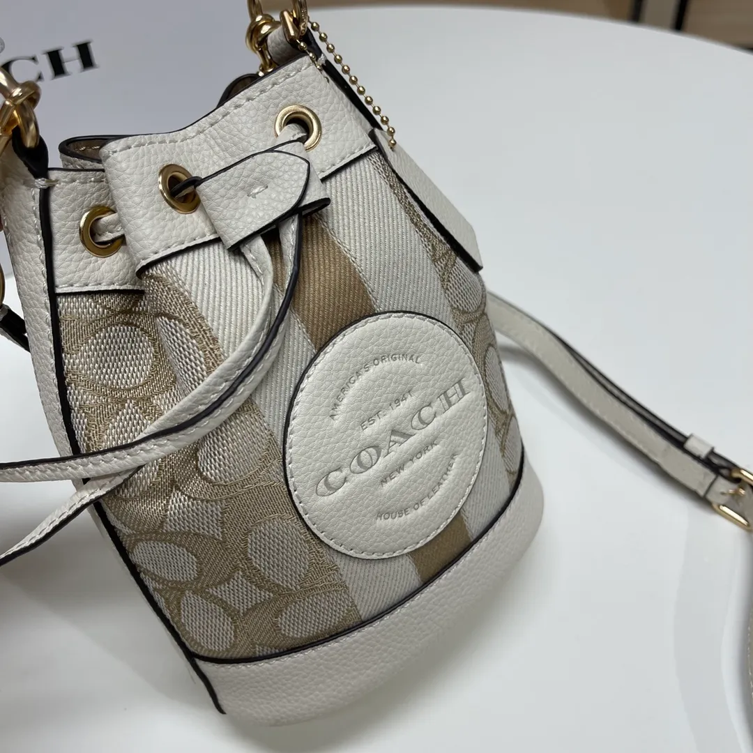 Top original order, batch 400💰coach/Coach new model, item number 8322, the latest mini macaron color bucket, the actual color is super beautiful, very compact, the capacity can also hold essential small items, this size is suitable for spring and summer wear, the back is cute and playful, super Q, the shoulder straps can be detached, you can wear it as you like ~ Size: 14X16.5X9