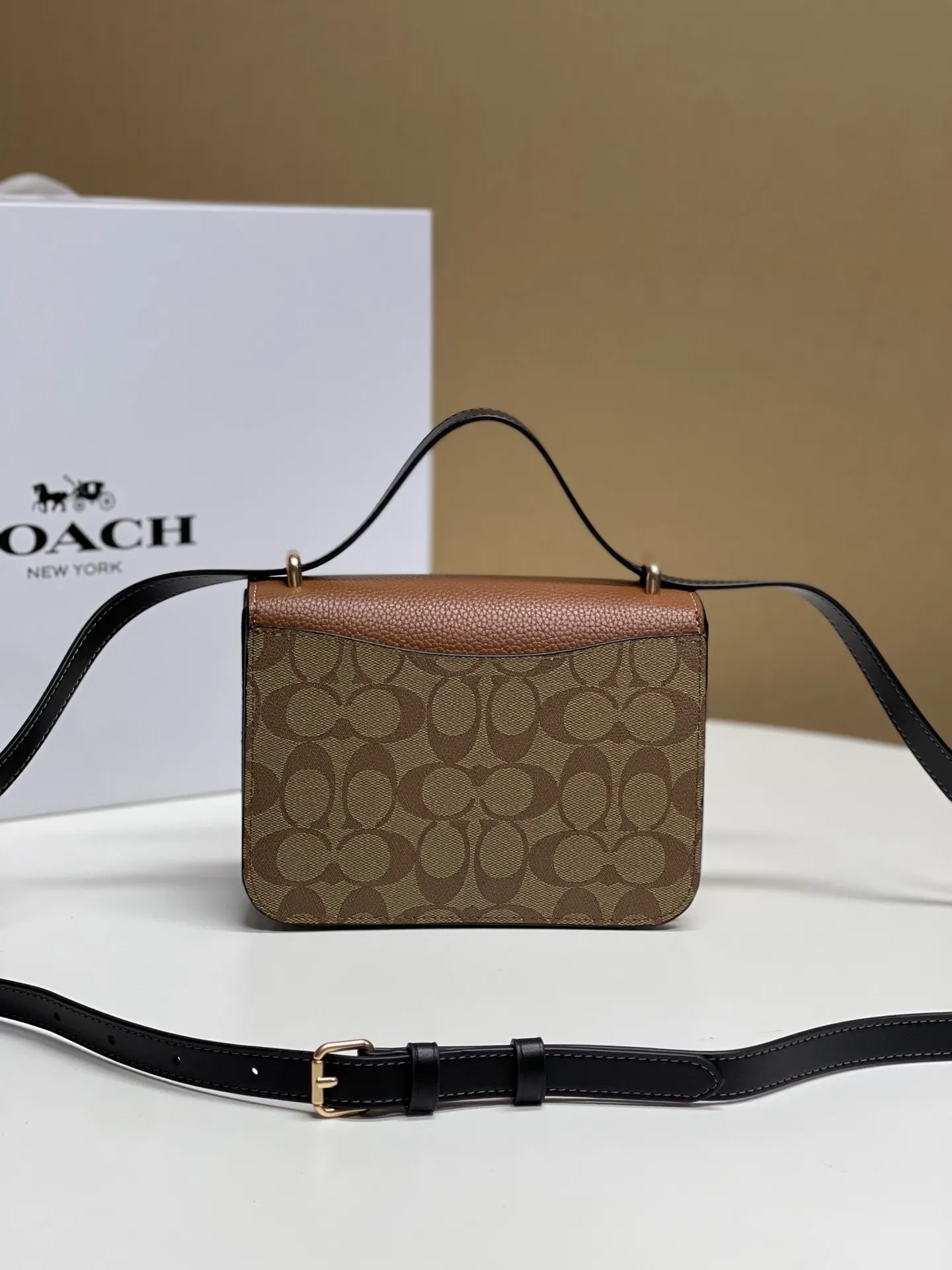 Top original order batch 440💰coach/Coach new model latest August new product model CL462 Morgan series is a must-have for Valentine’s Day gifts. Exquisite, compact and playful, wear-resistant and scratch-resistant. The built-in compartment can accommodate a variety of personal belongings. Girls don’t have to worry about their belongings when going out. The shoulder strap can be adjusted diagonally or on one shoulder. Super practical