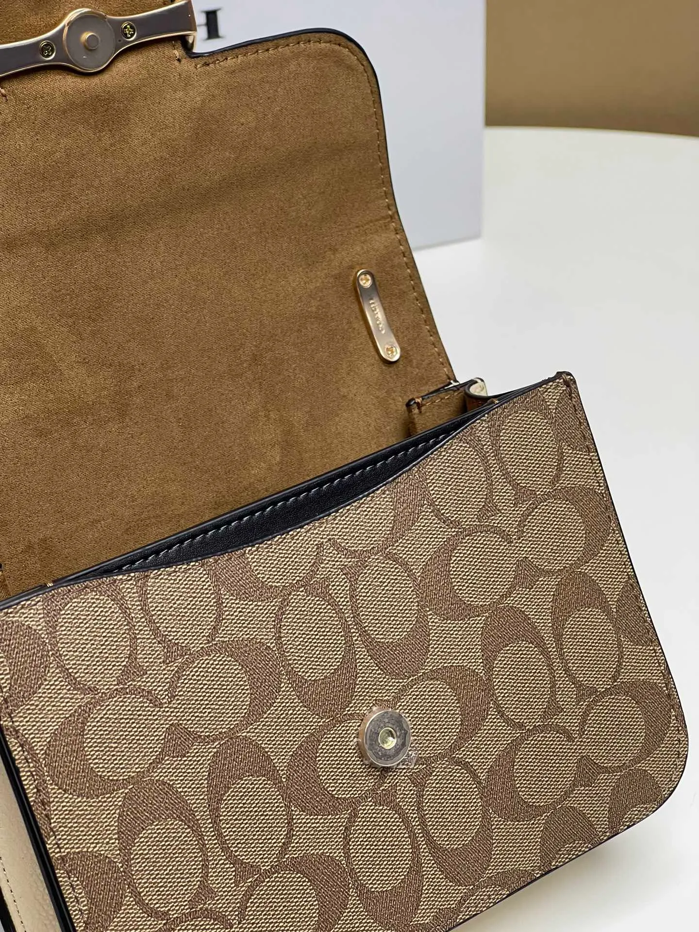 Top original order batch 440💰coach/Coach new model latest August new product model CL462 Morgan series is a must-have for Valentine’s Day gifts. Exquisite, compact and playful, wear-resistant and scratch-resistant. The built-in compartment can accommodate a variety of personal belongings. Girls don’t have to worry about their belongings when going out. The shoulder strap can be adjusted diagonally or on one shoulder. Super practical