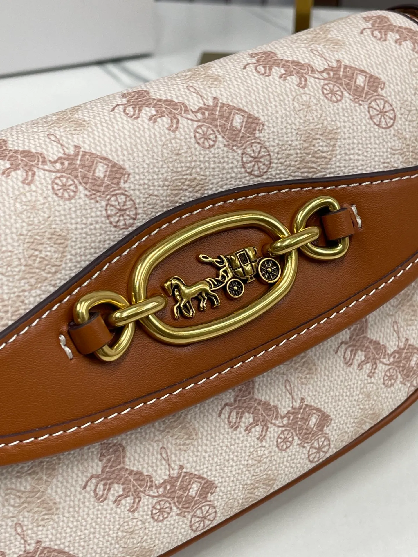 Batch 440💰coach/Coach new women's saddle bag CR511 shoulder cross-body handbag HARLEY23 retro lock bag armpit bag size: 22*13*5