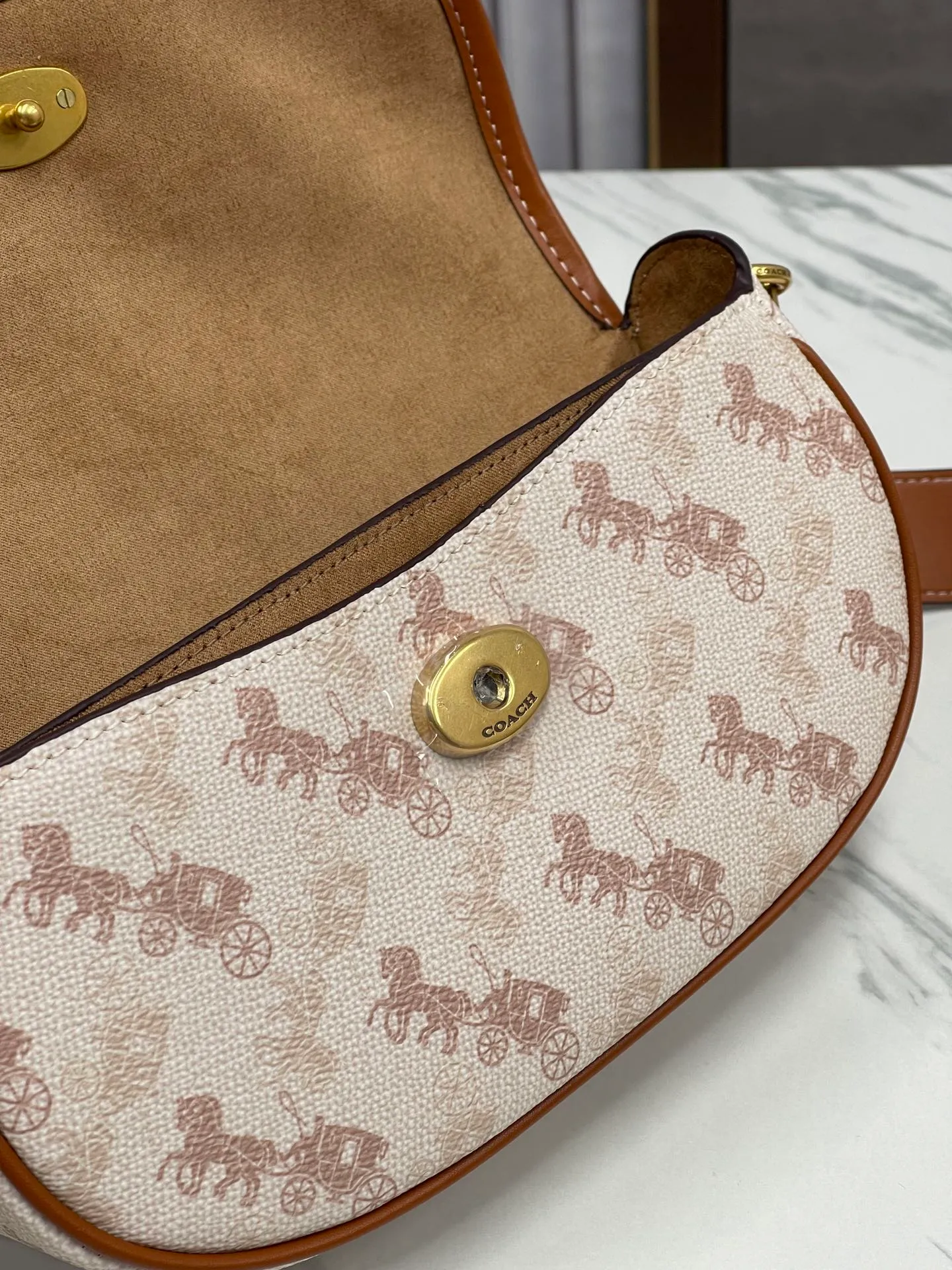 Batch 440💰coach/Coach new women's saddle bag CR511 shoulder cross-body handbag HARLEY23 retro lock bag armpit bag size: 22*13*5