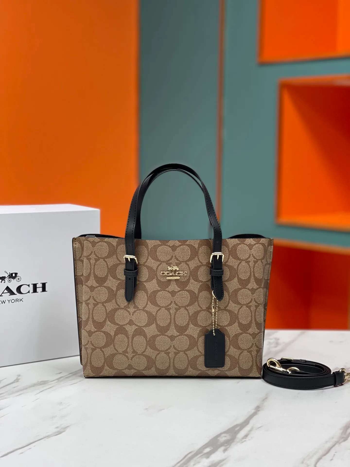 Top original order batch 400💰coach/Coach new model number: C4084 new [Mollie Tote 25] small size tote. But there is no shortage of compartments. The material is classic and durable. There are many ways to match it. It can be carried by hand, on the shoulder, or cross-body. Another popular style. Little sisters, get it now! New colors are being unlocked ~ Size: 25*19*11,