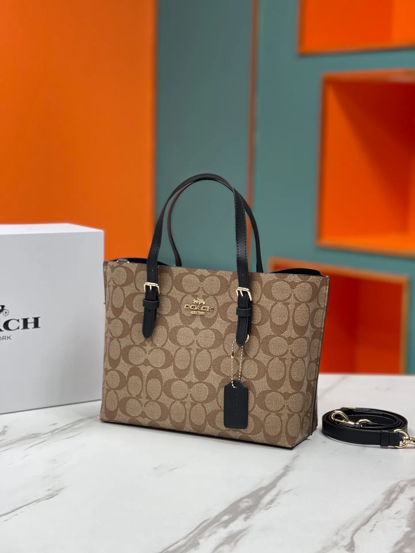 Top original order batch 400💰coach/Coach new model number: C4084 new [Mollie Tote 25] small size tote. But there is no shortage of compartments. The material is classic and durable. There are many ways to match it. It can be carried by hand, on the shoulder, or cross-body. Another popular style. Little sisters, get it now! New colors are being unlocked ~ Size: 25*19*11,