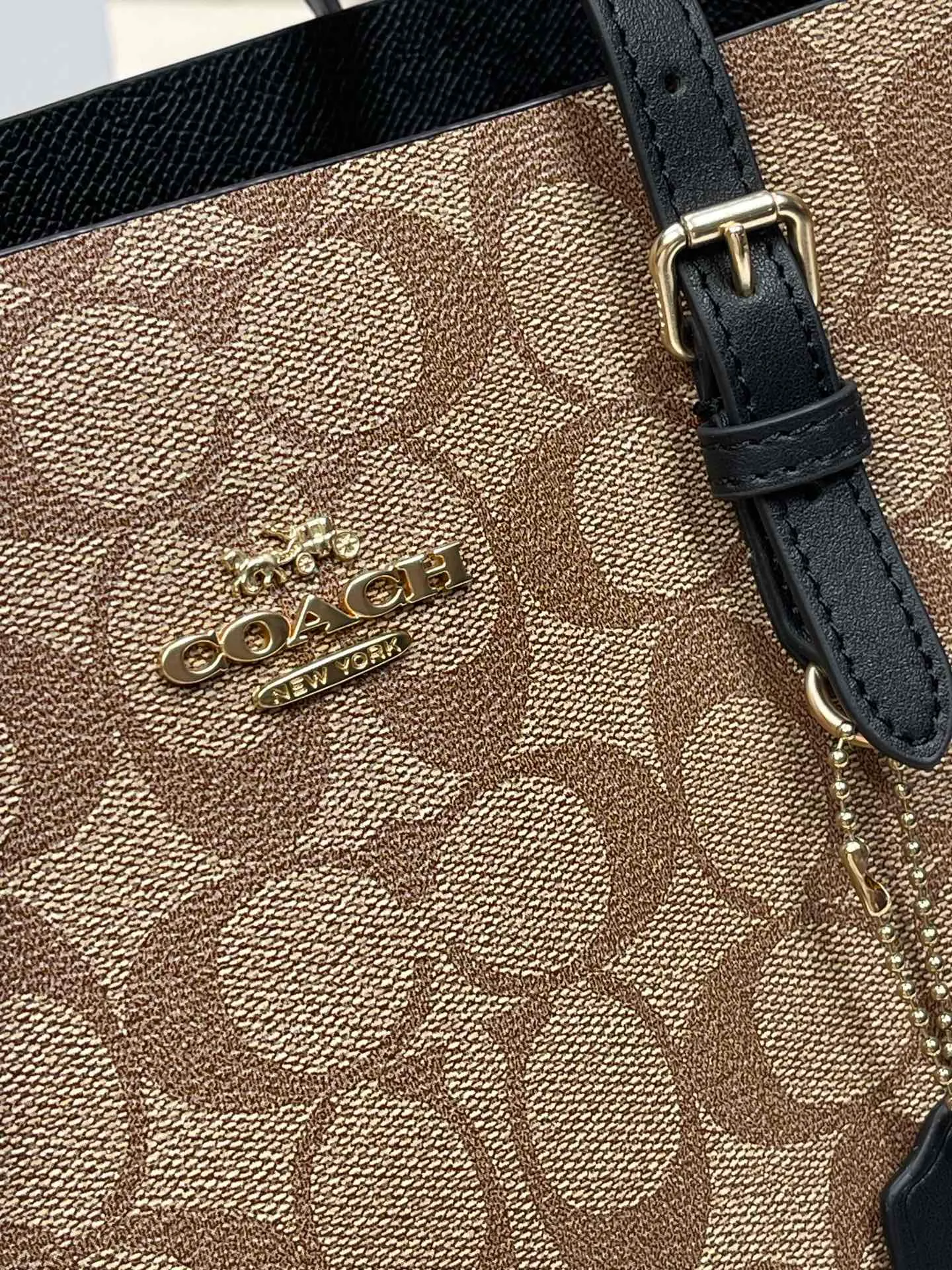 Top original order batch 400💰coach/Coach new model number: C4084 new [Mollie Tote 25] small size tote. But there is no shortage of compartments. The material is classic and durable. There are many ways to match it. It can be carried by hand, on the shoulder, or cross-body. Another popular style. Little sisters, get it now! New colors are being unlocked ~ Size: 25*19*11,