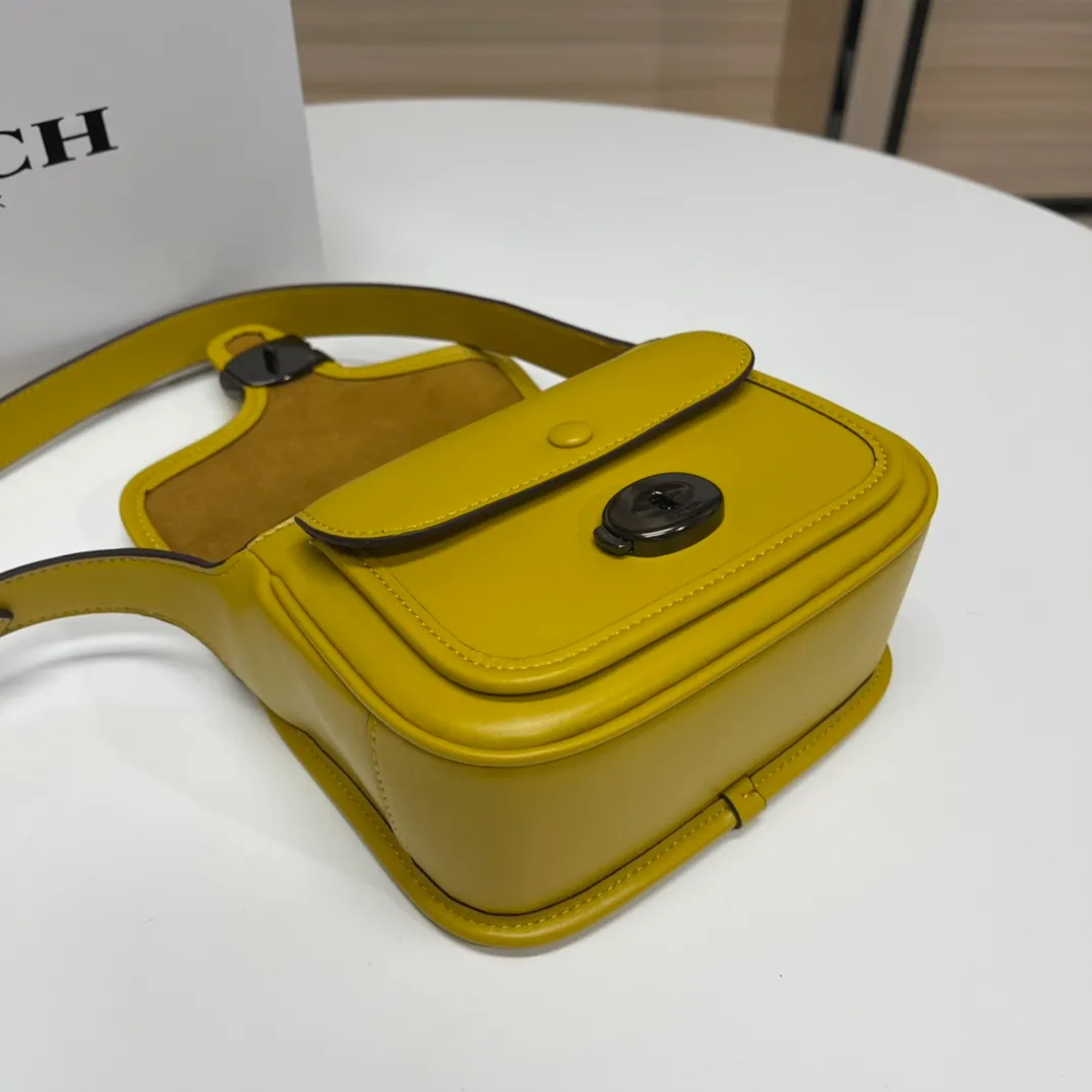 Top original order batch 460💰coach/Coach new model CJ846 CK019 CK020 Ck955 Tabby Messenger Retro and cute, a bit like a saddle bag, made of cowhide, soft and plump. The body of the bag is full of youthful vitality. It is compact, but has a lot of space. There is also a small button bag in the front that can be used as a small item. It is a bag that combines beauty and practicality. White, refreshing and clean Size: 19*14*7
