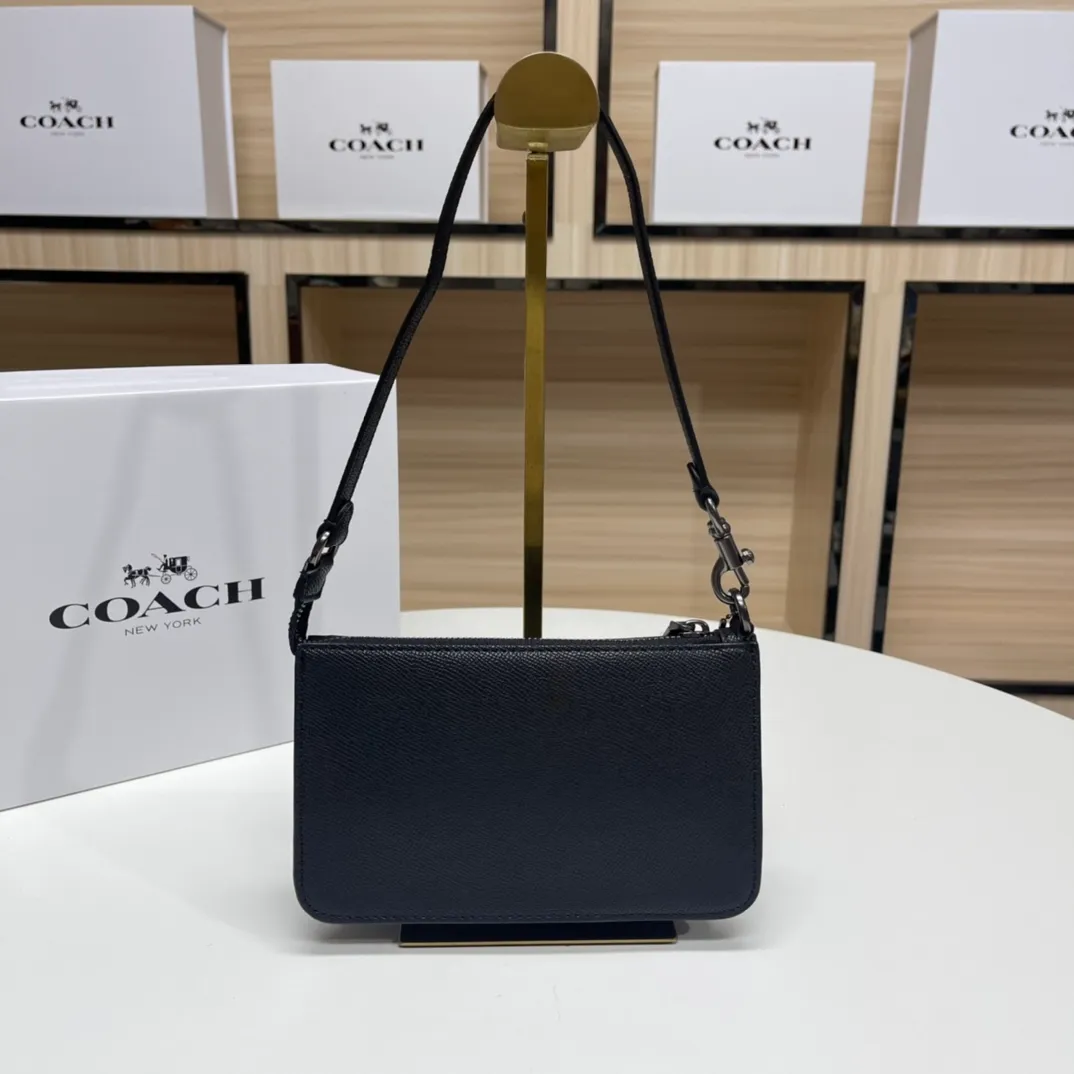 Top original order, batch 298💰Coach's new Mahjong bag model CJ797, low price. Mahjong bag has become a must-have item in summer bags. It’s compact, cute and easy to match. You can DIY it and wear it as you like! It can hold PLUS essential fashion items for simple travel. It is fresh and fresh ~ perfect for the hot summer ~ This shoulder strap is a little longer than the ordinary mahjong bag. Size: 19*12.5cm