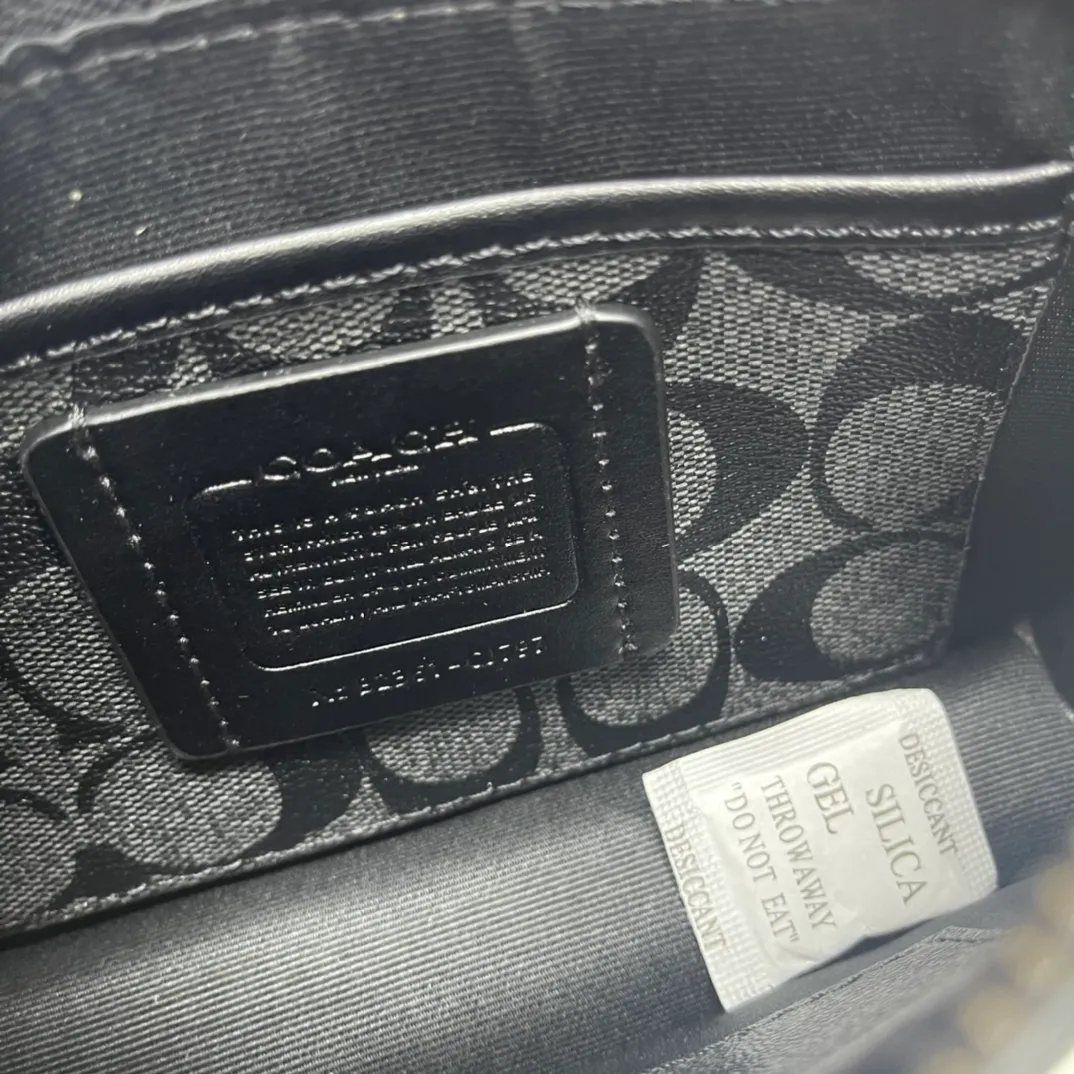 Top original order, batch 298💰Coach's new Mahjong bag model CJ797, low price. Mahjong bag has become a must-have item in summer bags. It’s compact, cute and easy to match. You can DIY it and wear it as you like! It can hold PLUS essential fashion items for simple travel. It is fresh and fresh ~ perfect for the hot summer ~ This shoulder strap is a little longer than the ordinary mahjong bag. Size: 19*12.5cm