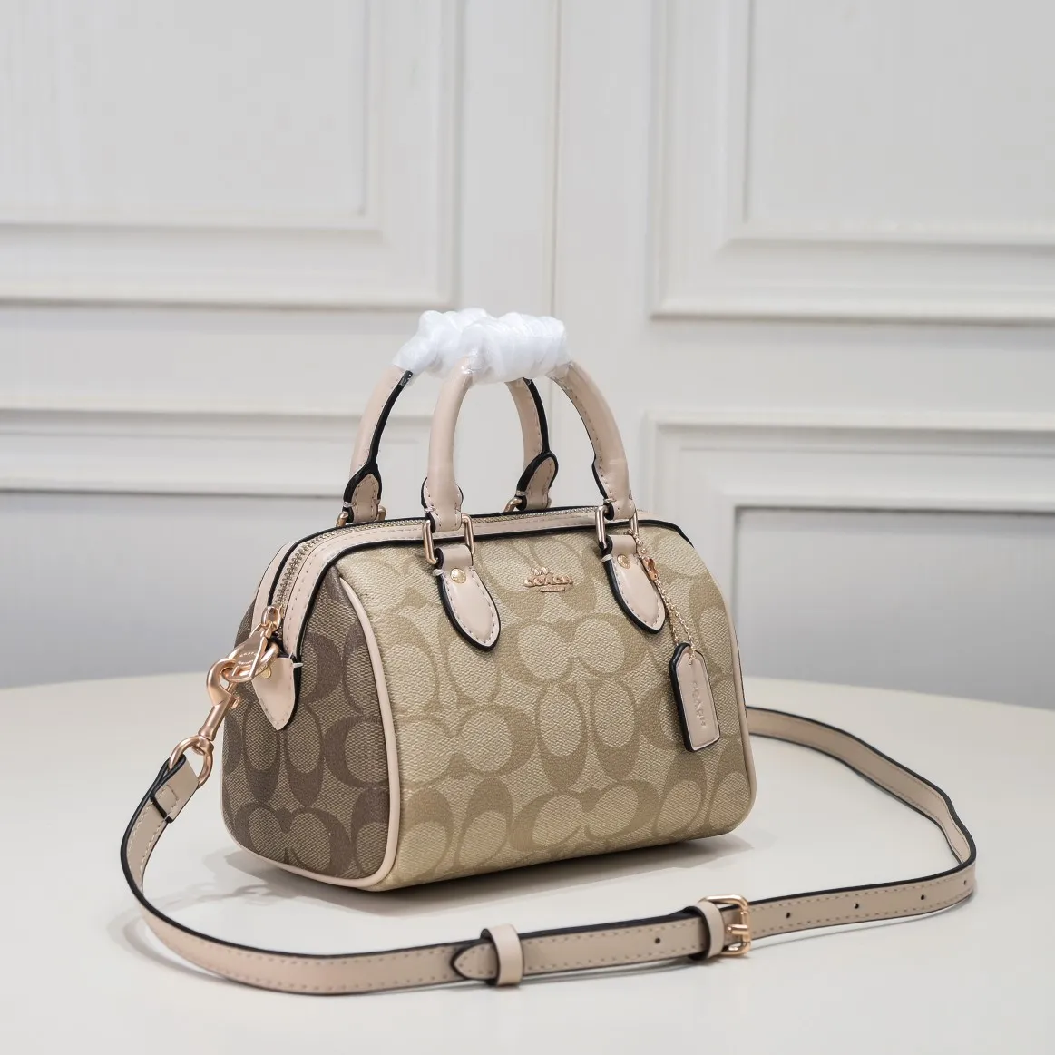 P340 [Top original order] The new Coach small size Boston CH469 is so beautiful and exquisite! Moreover, the Boston bag shape is particularly versatile! The presbyopic color-blocking design is classic and eye-catching! Size:17.5*12*10cm