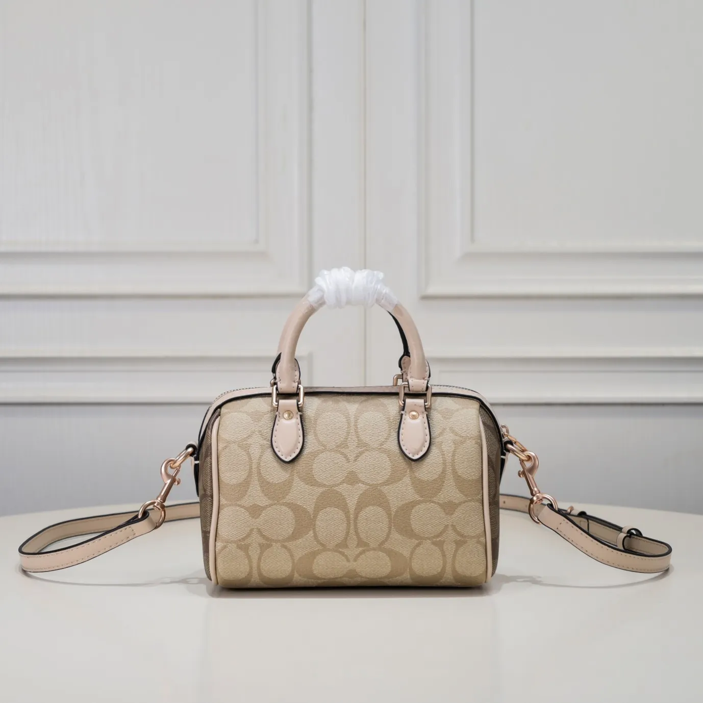 P340 [Top original order] The new Coach small size Boston CH469 is so beautiful and exquisite! Moreover, the Boston bag shape is particularly versatile! The presbyopic color-blocking design is classic and eye-catching! Size:17.5*12*10cm