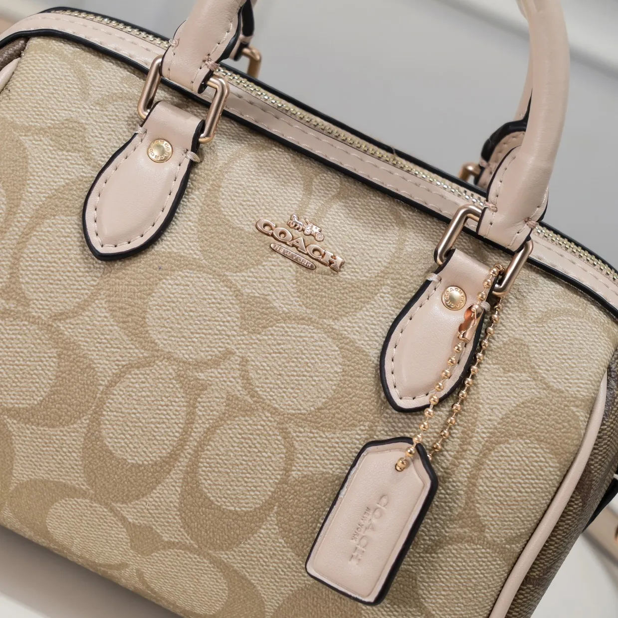 P340 [Top original order] The new Coach small size Boston CH469 is so beautiful and exquisite! Moreover, the Boston bag shape is particularly versatile! The presbyopic color-blocking design is classic and eye-catching! Size:17.5*12*10cm