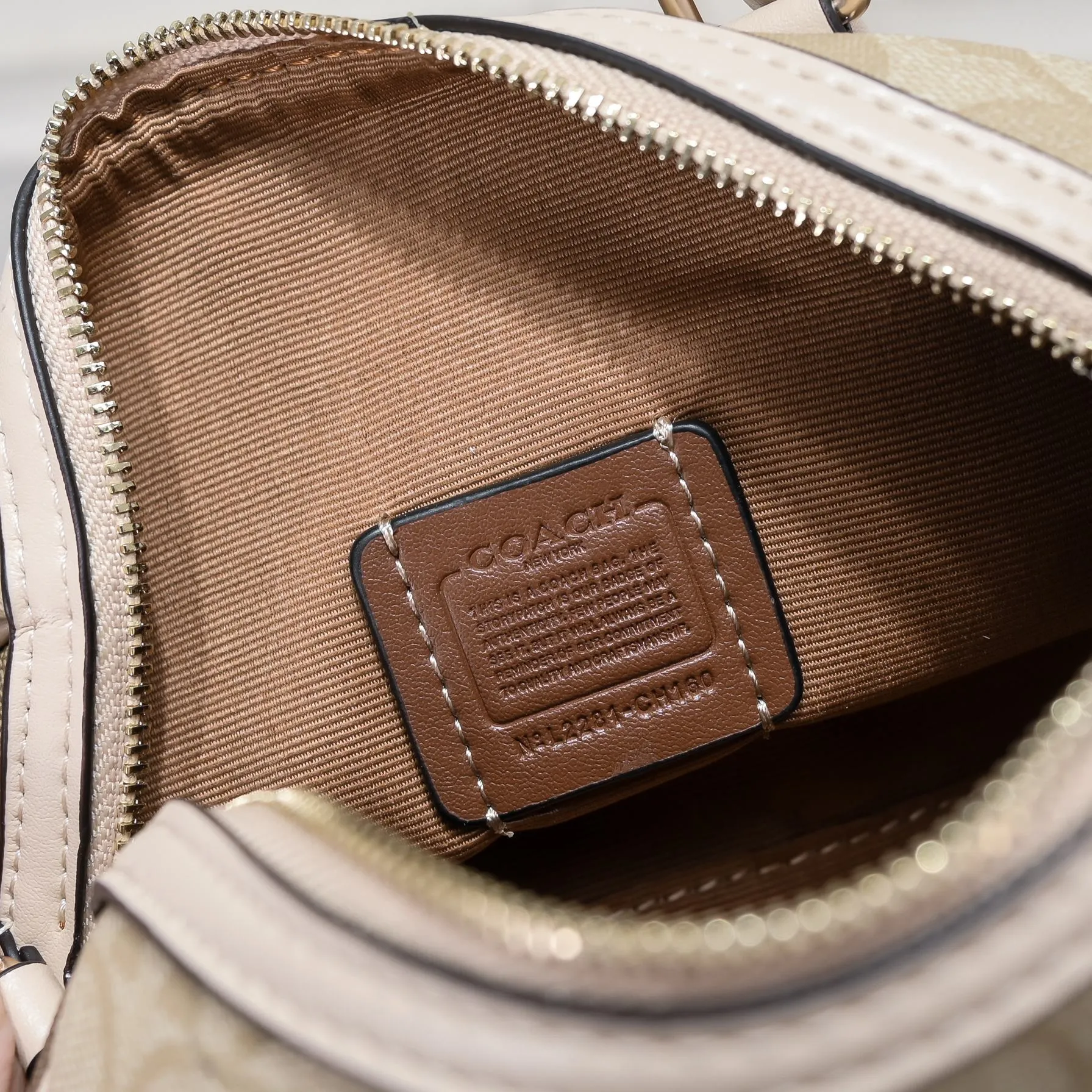 P340 [Top original order] The new Coach small size Boston CH469 is so beautiful and exquisite! Moreover, the Boston bag shape is particularly versatile! The presbyopic color-blocking design is classic and eye-catching! Size:17.5*12*10cm