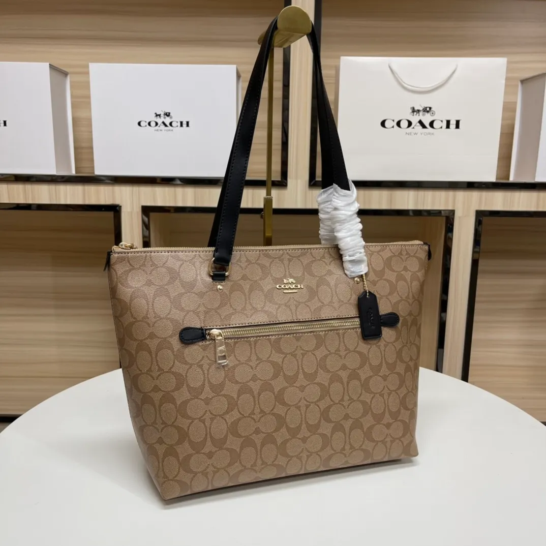 Top original order batch 420💰coach/Coach new model 79609, the upper body effect is super good, women's PVC single shoulder casual trendy women's bag tote bag, size 32.28.13,