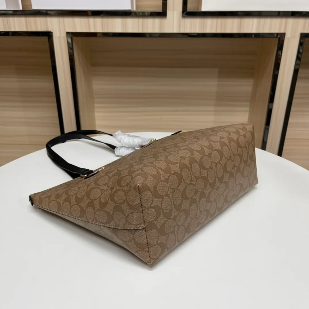 Top original order batch 420💰coach/Coach new model 79609, the upper body effect is super good, women's PVC single shoulder casual trendy women's bag tote bag, size 32.28.13,