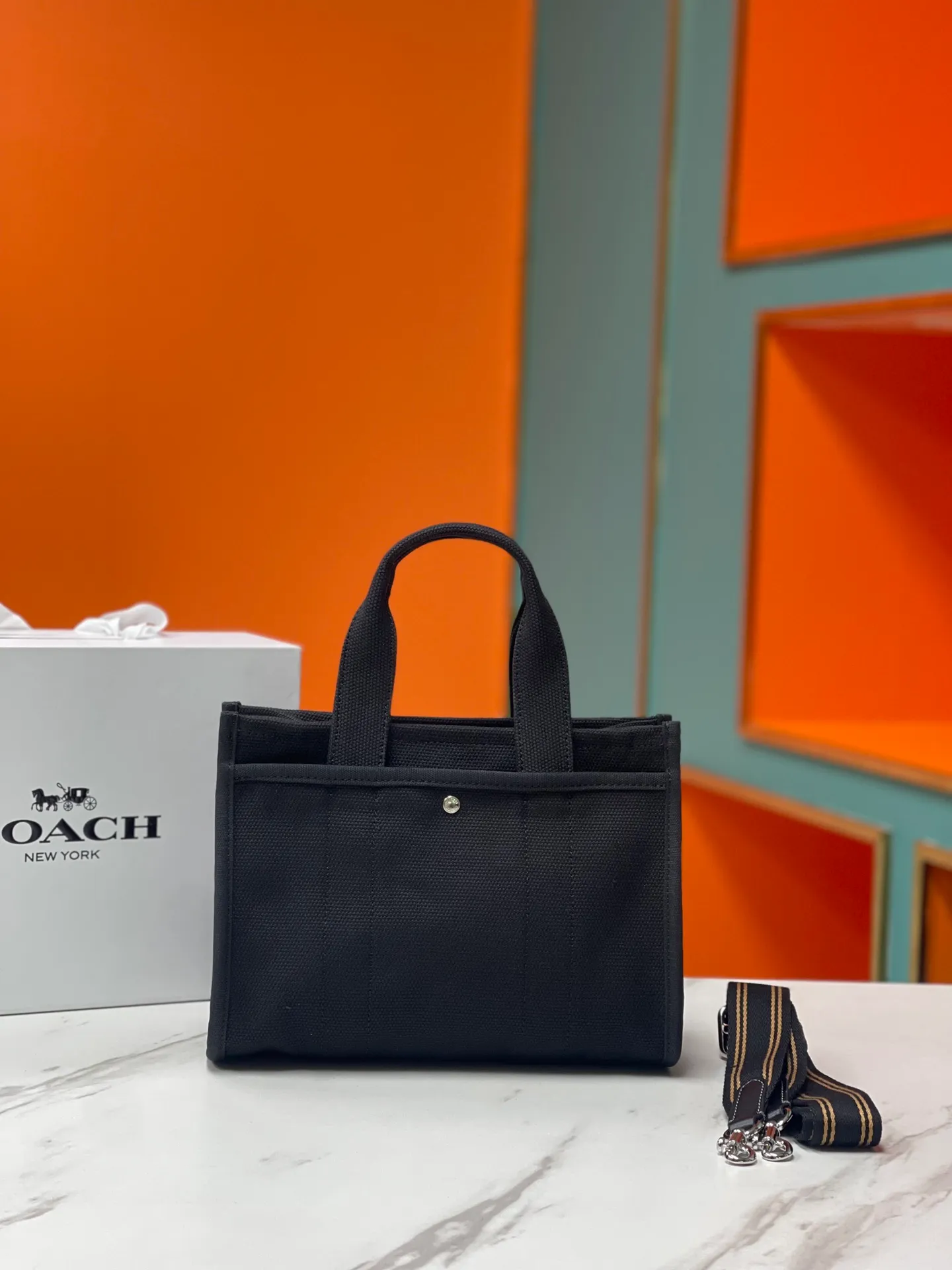 Batch 460💰Coach’s January new model CP428 cargo tote is a must-have for commuting. It meets daily needs. Exquisite letter embroidery texture and full closed zipper design, very safe√Size 26X19.5X13