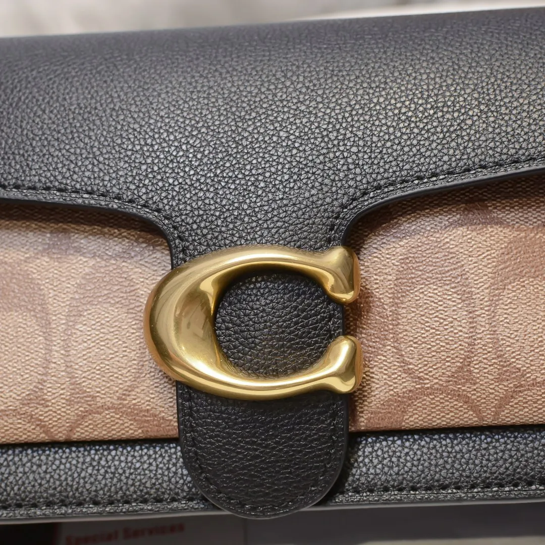 COACH/Coach's new autumn and winter style black logo presbyopia saddle bag Dionysus 79337 can be carried by hand on one shoulder and cross-body. It has a zipper compartment inside, which is practical and versatile! Dimensions: 26cm (length) x 15cm (height) x 7.5cm (width)