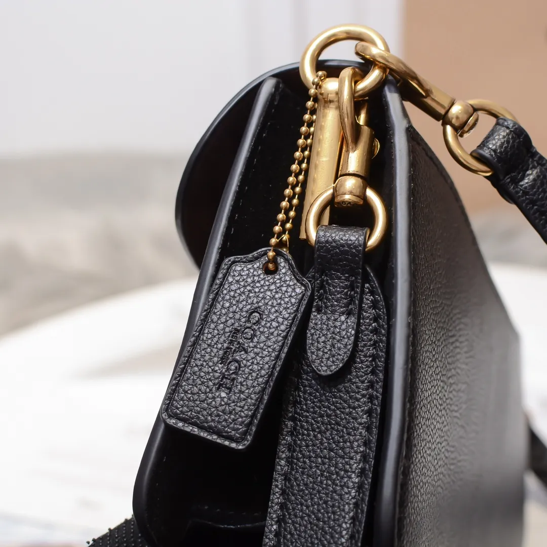 COACH/Coach's new autumn and winter style black logo presbyopia saddle bag Dionysus 79337 can be carried by hand on one shoulder and cross-body. It has a zipper compartment inside, which is practical and versatile! Dimensions: 26cm (length) x 15cm (height) x 7.5cm (width)
