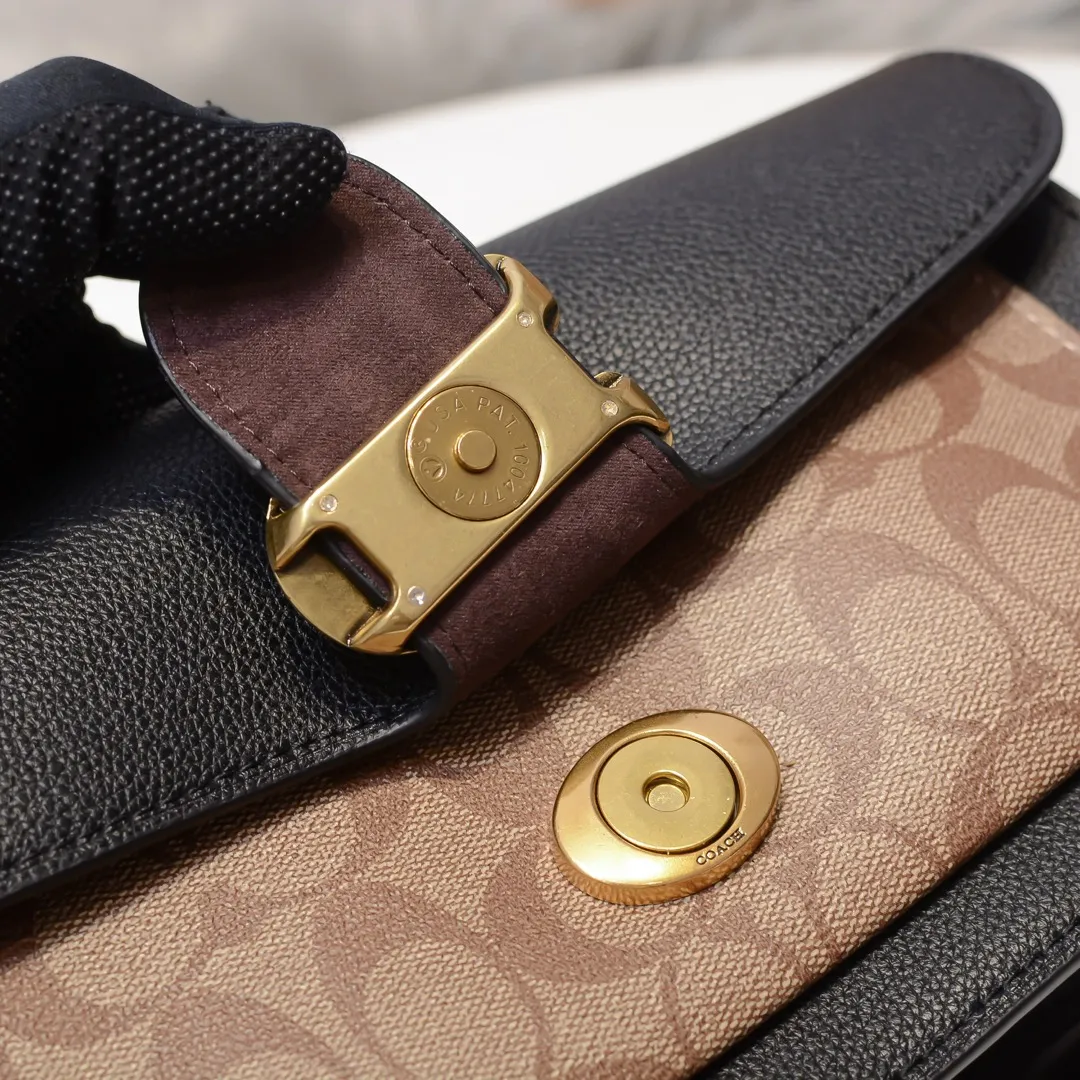 COACH/Coach's new autumn and winter style black logo presbyopia saddle bag Dionysus 79337 can be carried by hand on one shoulder and cross-body. It has a zipper compartment inside, which is practical and versatile! Dimensions: 26cm (length) x 15cm (height) x 7.5cm (width)