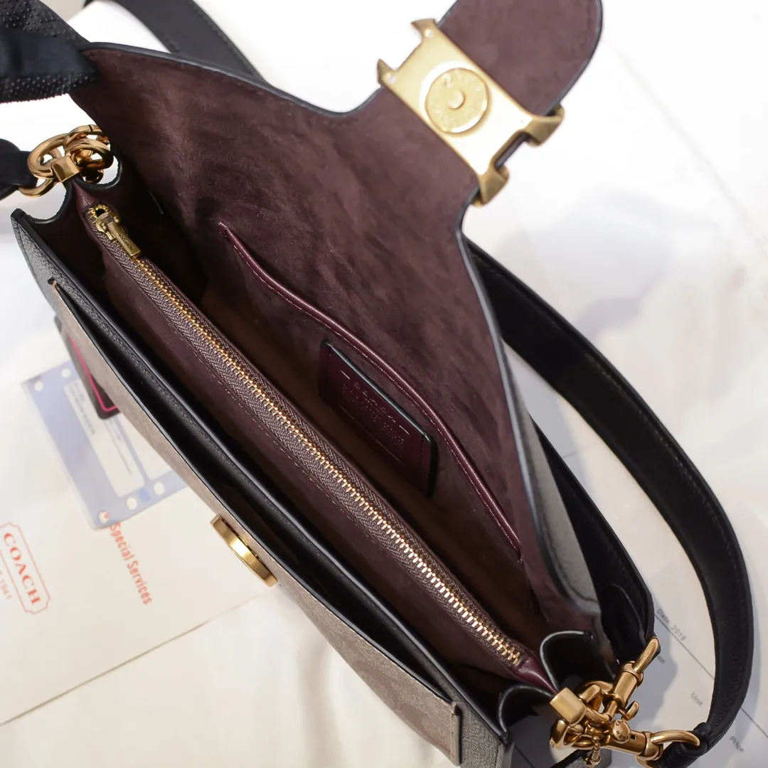 COACH/Coach's new autumn and winter style black logo presbyopia saddle bag Dionysus 79337 can be carried by hand on one shoulder and cross-body. It has a zipper compartment inside, which is practical and versatile! Dimensions: 26cm (length) x 15cm (height) x 7.5cm (width)