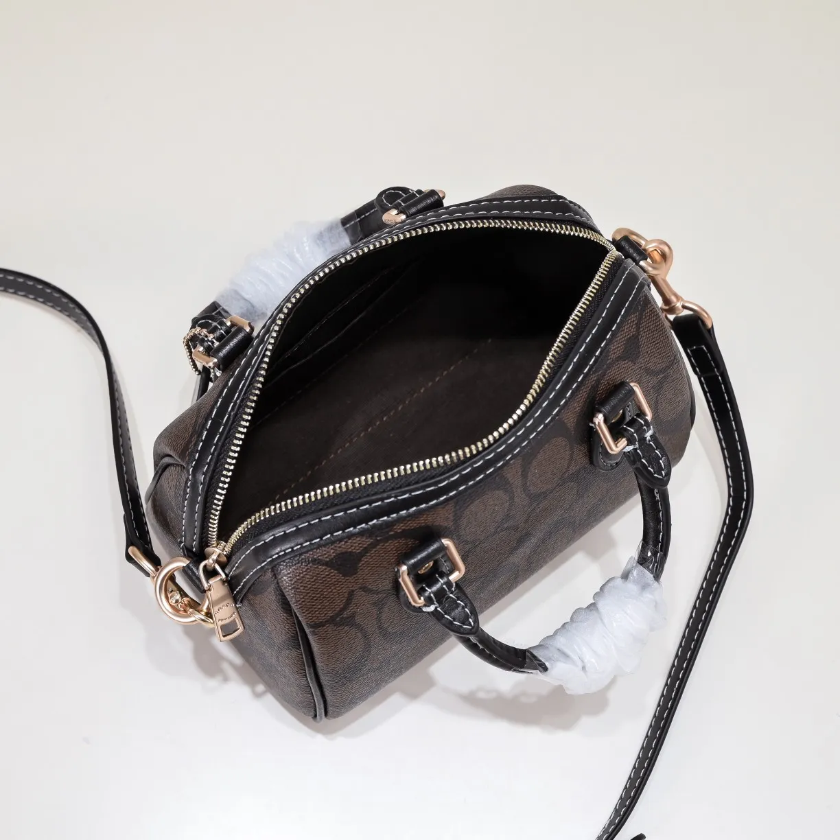 P340 [Top original order] The new Coach small size Boston CH469 is so beautiful and exquisite! Moreover, the Boston bag shape is particularly versatile! The presbyopic color-blocking design is classic and eye-catching! Size:17.5*12*10cm