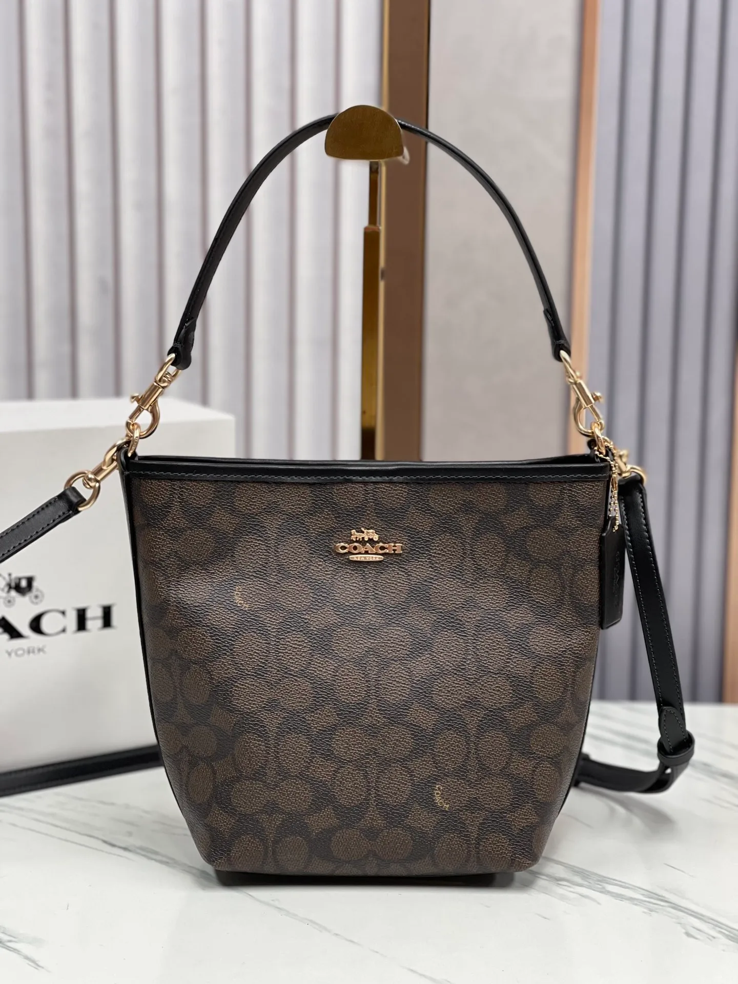 Top original order, batch 380¥ Coach new style. Model CT800 City Bucket bucket bag comes in 4 colors. It is the most casual bucket bag. It has several elements and styles. The elements of the hobo bag are the most similar. It is a simple style. It is very versatile for upper body travel. It has a large capacity. It is simple and can be worn under the armpit or cross-body. The two shoulder straps can be matched at will. The size is about 17/11/21