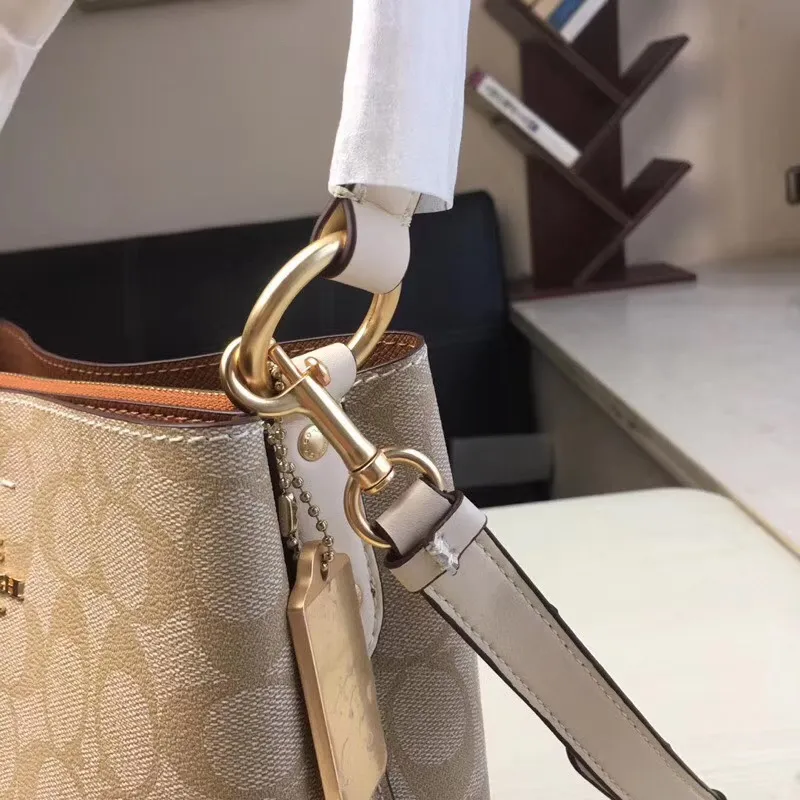Top original order, batch 420💰Coach/Coach new model, new carriage bucket with small logo, simple and not fancy, versatile and beautiful, can hold a large capacity, hot model🔥, new model synchronized with the counter, sandwich zipper bag, imported first-layer cowhide, exquisite handwork, size 22X22X10, model 2312