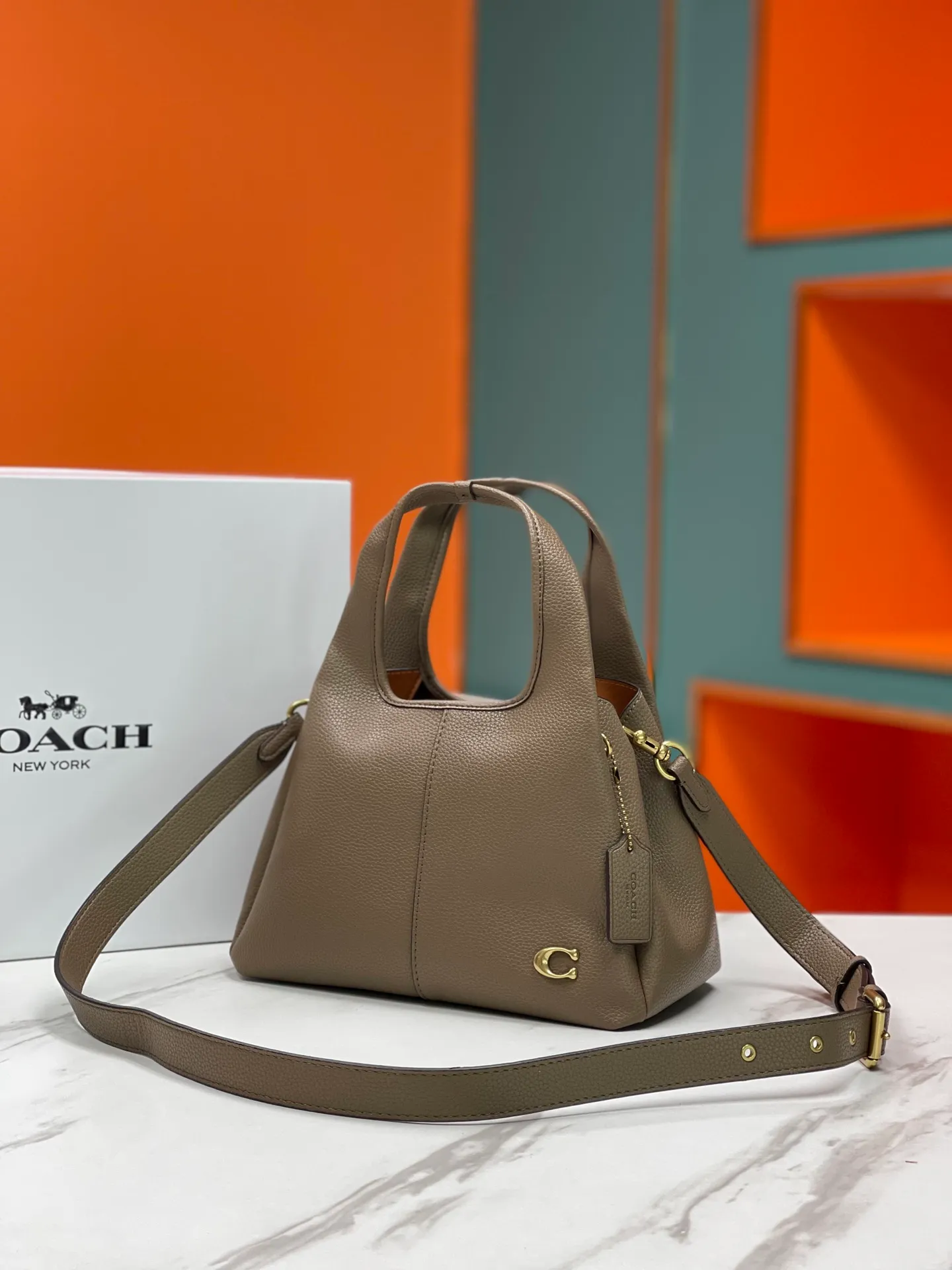 Top original order, batch 460💰Coach/Coach’s new vegetable basket, huge and beautiful, Coach model CM545. New LANA vegetable basket bag in September. The bag shape is simple and elegant, and can be used for daily items. It is small enough and can be carried by hand or cross-body. Daily items can be placed completely. It is medium-sized and can be carried by hand or cross-body. Size 22.31.13.