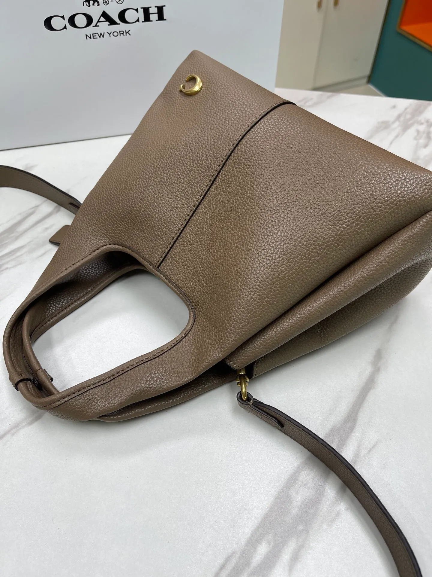 Top original order, batch 460💰Coach/Coach’s new vegetable basket, huge and beautiful, Coach model CM545. New LANA vegetable basket bag in September. The bag shape is simple and elegant, and can be used for daily items. It is small enough and can be carried by hand or cross-body. Daily items can be placed completely. It is medium-sized and can be carried by hand or cross-body. Size 22.31.13.