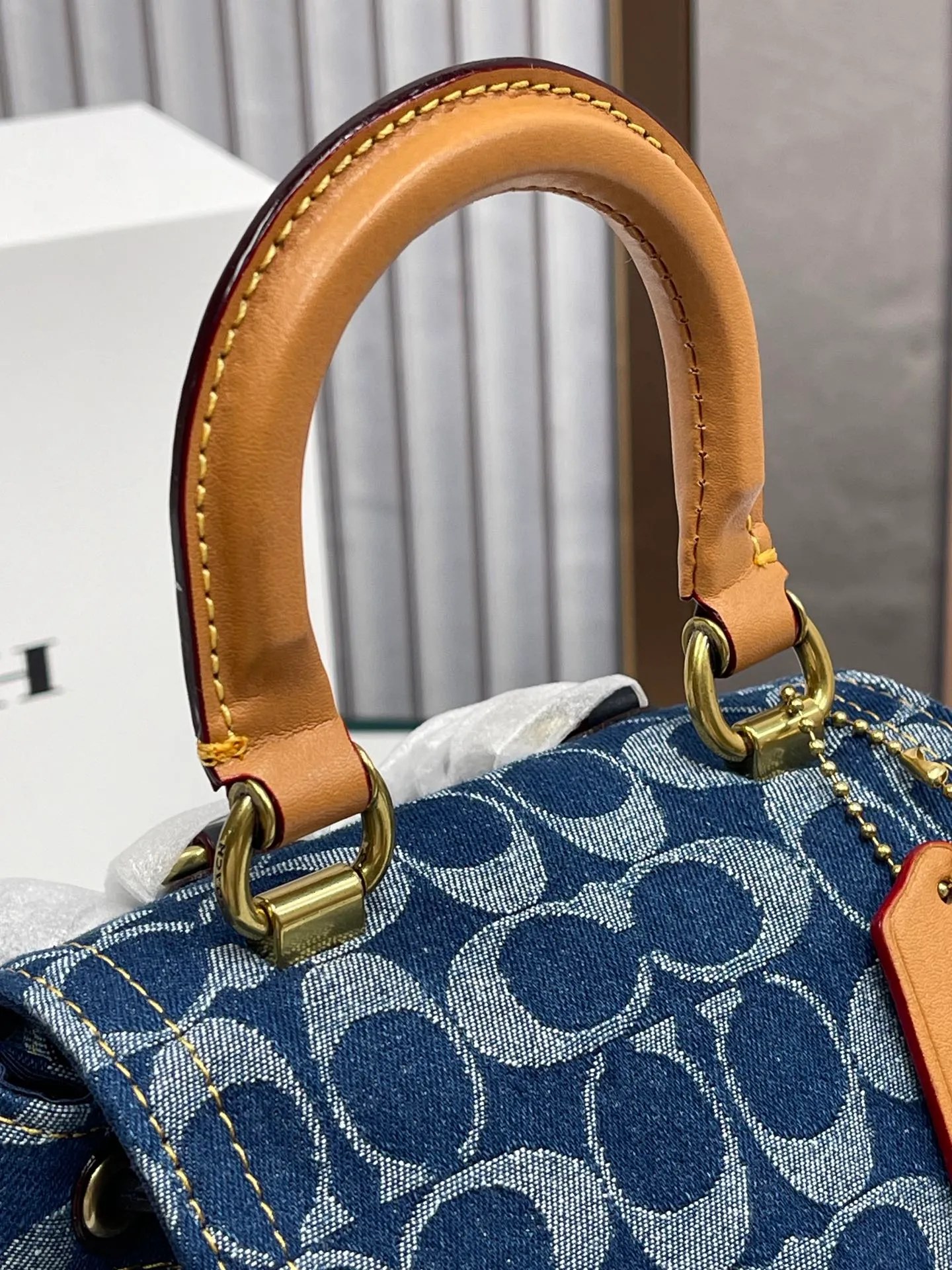 Top original order batch 540💰Coach/Coach new counter model Chambray denim series model CJ833 Riya Backpacks mini backpack Adjustable shoulders + suitcase-style handle Drawstring with lock to ensure safety Chambray denim small shoulders full of energy exuding a carefree and optimistic atmosphere Spring brings recovery to all things Wear with hope too Versatile for daily use Canvas presbyopia logo Practical and durable The contrasting colors are very eye-catching. It’s a good time for traveling. The backpack is a very nice choice~ It’s not too beautiful to take pictures~ Size: 22*23*12