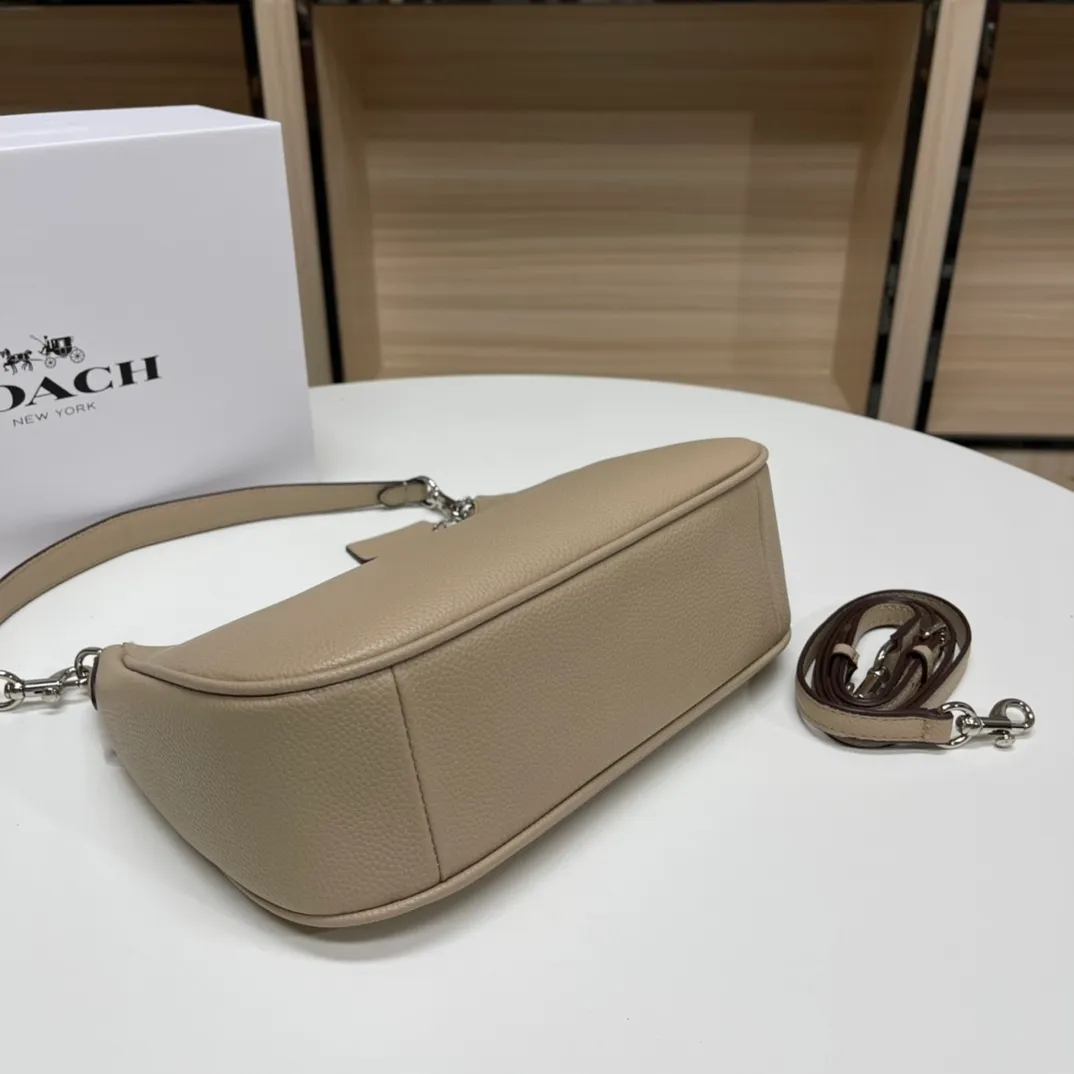 Batch 430💰COACH/Coach official outlet style women's leather college style single shoulder crossbody handbag armpit bag. Model CJ517. 29 X23 X23