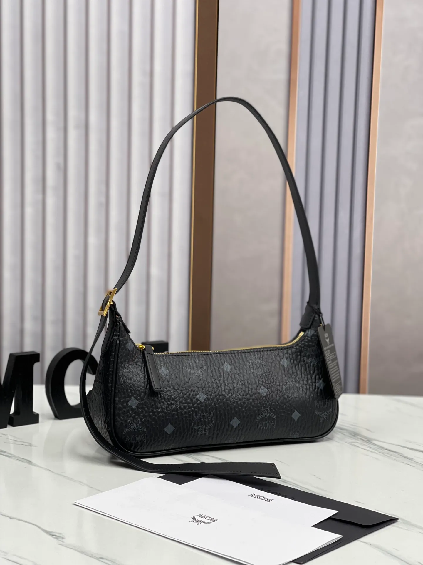 Top original order, batch 400💰MCM counter new model with counter environmentally friendly ♻️gift box packaging🎁Model 703 🌺Super cool must-have bag MCM new baguette bag has a very slender and slender appearance; cleverly designed shoulder straps, you can switch the bag between a crossbody bag and an armpit bag at any time; it is most suitable to be worn in all seasons, a minimalist and elegant style. Size 26.5X13.5X6.5 ~