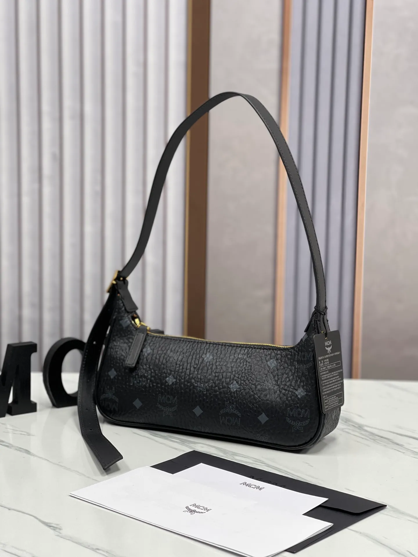 Top original order, batch 400💰MCM counter new model with counter environmentally friendly ♻️gift box packaging🎁Model 703 🌺Super cool must-have bag MCM new baguette bag has a very slender and slender appearance; cleverly designed shoulder straps, you can switch the bag between a crossbody bag and an armpit bag at any time; it is most suitable to be worn in all seasons, a minimalist and elegant style. Size 26.5X13.5X6.5 ~
