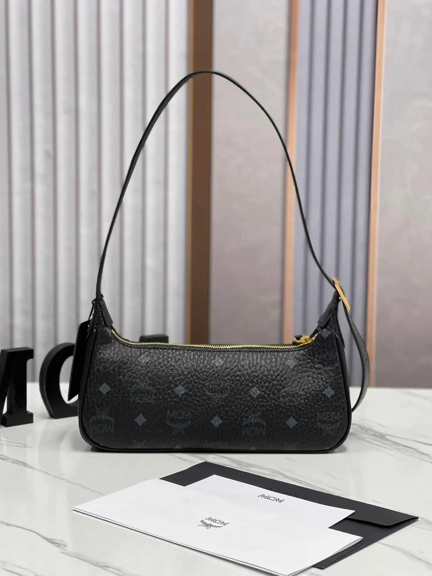 Top original order, batch 400💰MCM counter new model with counter environmentally friendly ♻️gift box packaging🎁Model 703 🌺Super cool must-have bag MCM new baguette bag has a very slender and slender appearance; cleverly designed shoulder straps, you can switch the bag between a crossbody bag and an armpit bag at any time; it is most suitable to be worn in all seasons, a minimalist and elegant style. Size 26.5X13.5X6.5 ~