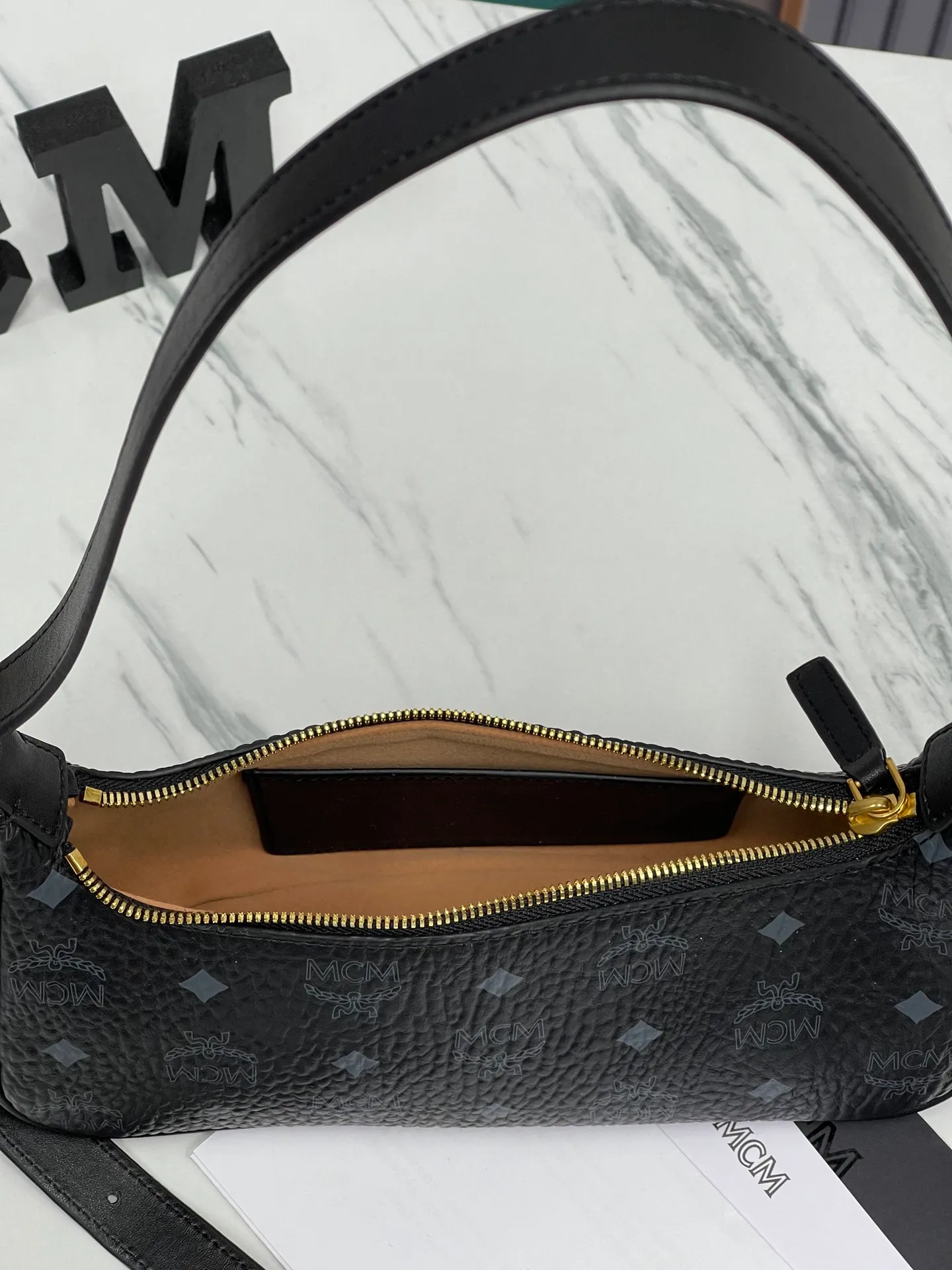 Top original order, batch 400💰MCM counter new model with counter environmentally friendly ♻️gift box packaging🎁Model 703 🌺Super cool must-have bag MCM new baguette bag has a very slender and slender appearance; cleverly designed shoulder straps, you can switch the bag between a crossbody bag and an armpit bag at any time; it is most suitable to be worn in all seasons, a minimalist and elegant style. Size 26.5X13.5X6.5 ~