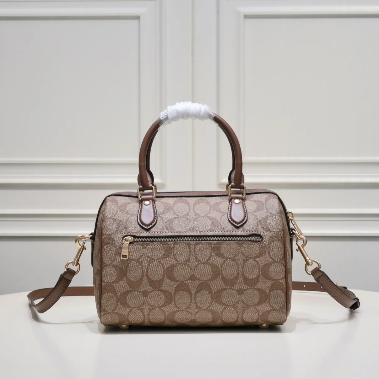 P380 [Top original order] Coach’s new Rowan Boston Large CH280 This year’s new colors are really eye-catching, and every color is very versatile! The newly upgraded best-selling pillow bag zipper returns to the back again, showing an overall high-end look. It can be carried on the shoulder or cross-body, and the bag has enough space to accommodate daily items. It is easy to carry, looks good and is easy to use! Size: 25*15*12cm