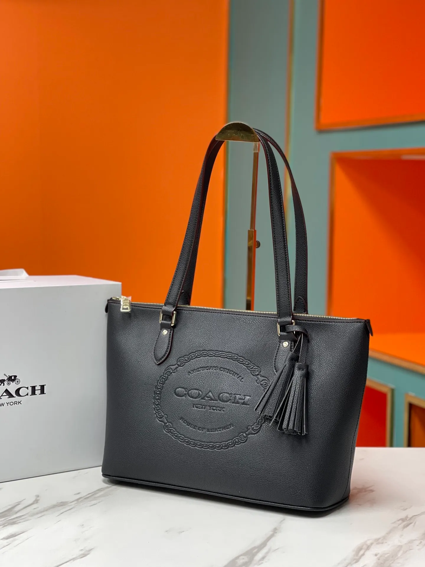 Top original order batch 460💰Coach's new [Rose] model CM086 has a large internal space. While ensuring its excellent storage capacity, the entire bag is soft, fashionable, exquisite and simple. Whether it is paired with formal or casual wear, it can reflect its unique elegance and intellectuality while retaining its own unique temperament. Size: 36X26X15cm🌹🌹