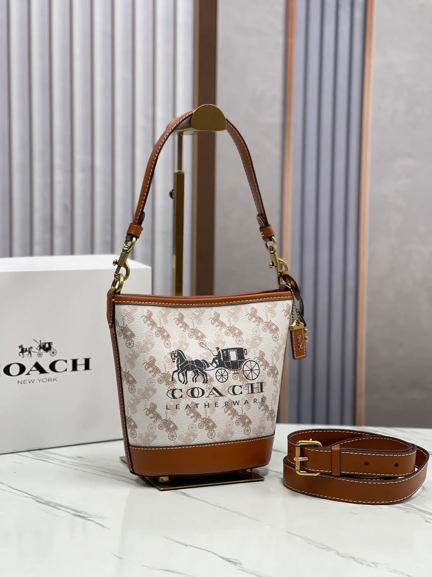 Top original order, batch 440💰Coach's new bucket bag CJ828 can be worn under the arm or across the body. It has a compact and exquisite appearance and ample internal space. It is a must-have bucket bag for everyone. It is also a must-have item for commuting. Size 15.5/19/8