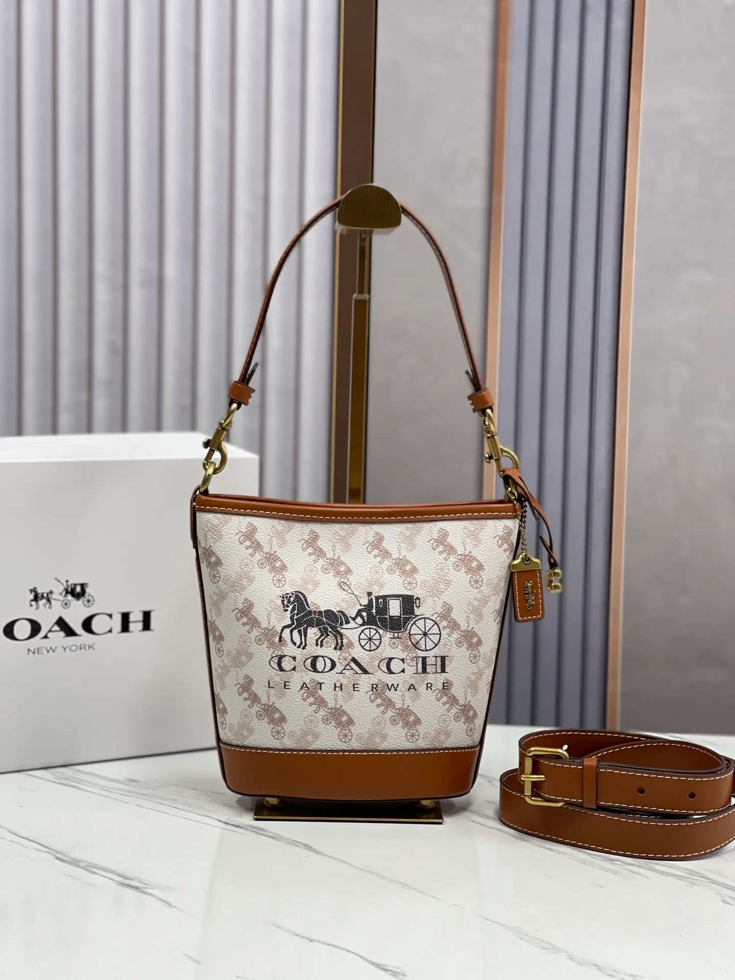 Top original order, batch 440💰Coach's new bucket bag CJ828 can be worn under the arm or across the body. It has a compact and exquisite appearance and ample internal space. It is a must-have bucket bag for everyone. It is also a must-have item for commuting. Size 15.5/19/8