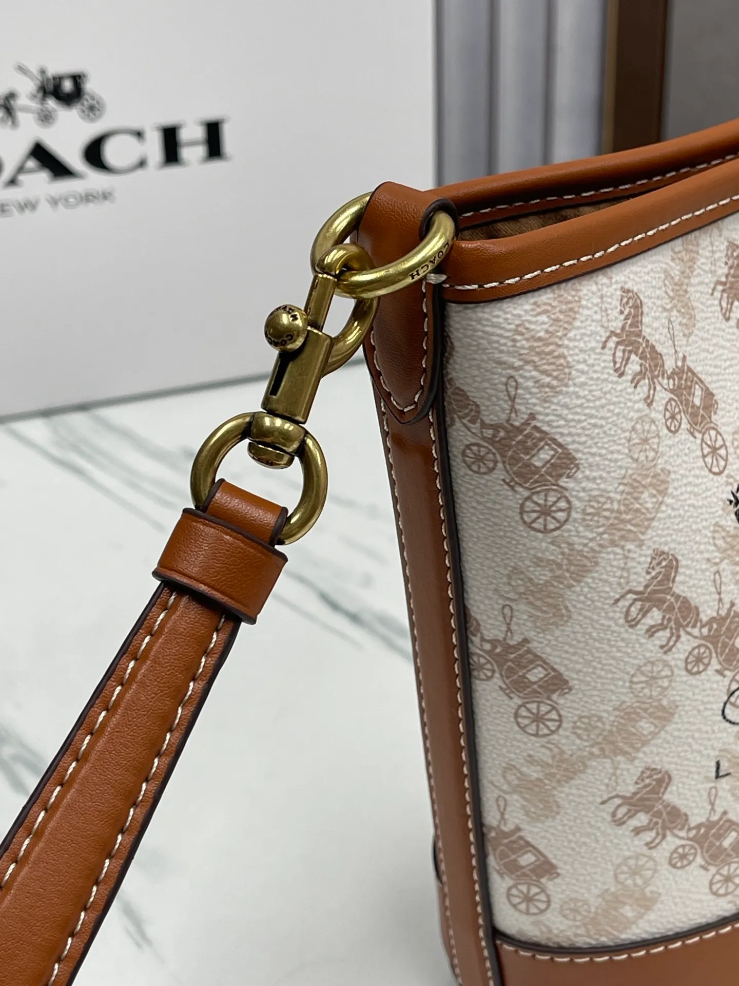 Top original order, batch 440💰Coach's new bucket bag CJ828 can be worn under the arm or across the body. It has a compact and exquisite appearance and ample internal space. It is a must-have bucket bag for everyone. It is also a must-have item for commuting. Size 15.5/19/8