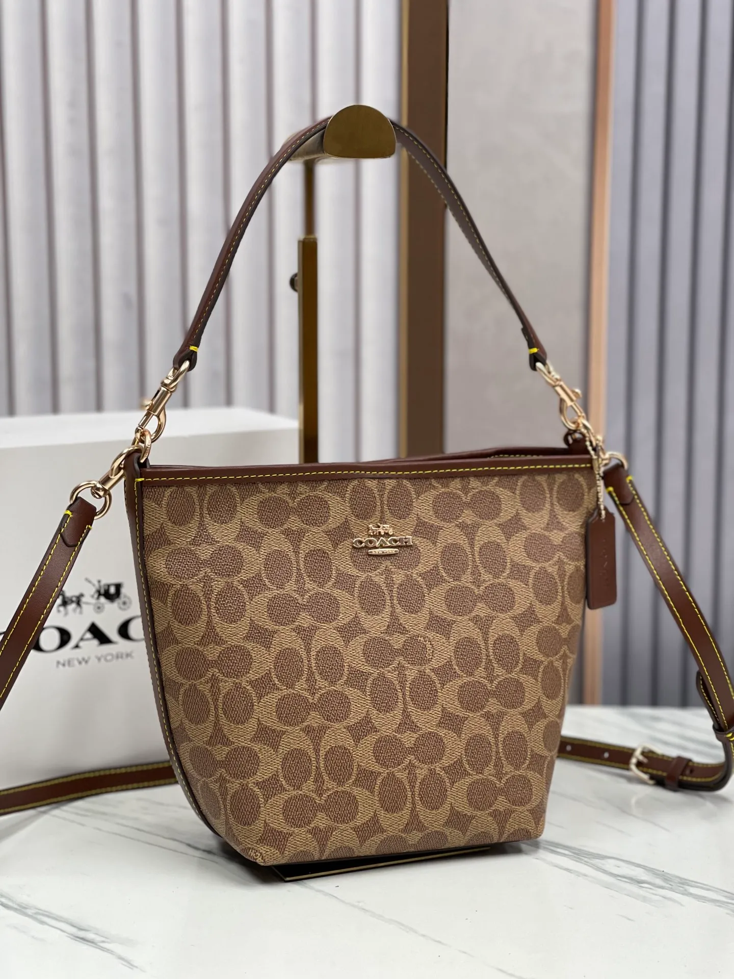 Top original order, batch 380¥ Coach new style. Model CT800 City Bucket bucket bag comes in 4 colors. It is the most casual bucket bag. It has several elements and styles. The elements of the hobo bag are the most similar. It is a simple style. It is very versatile for upper body travel. It has a large capacity. It is simple and can be worn under the armpit or cross-body. The two shoulder straps can be matched at will. The size is about 17/11/21