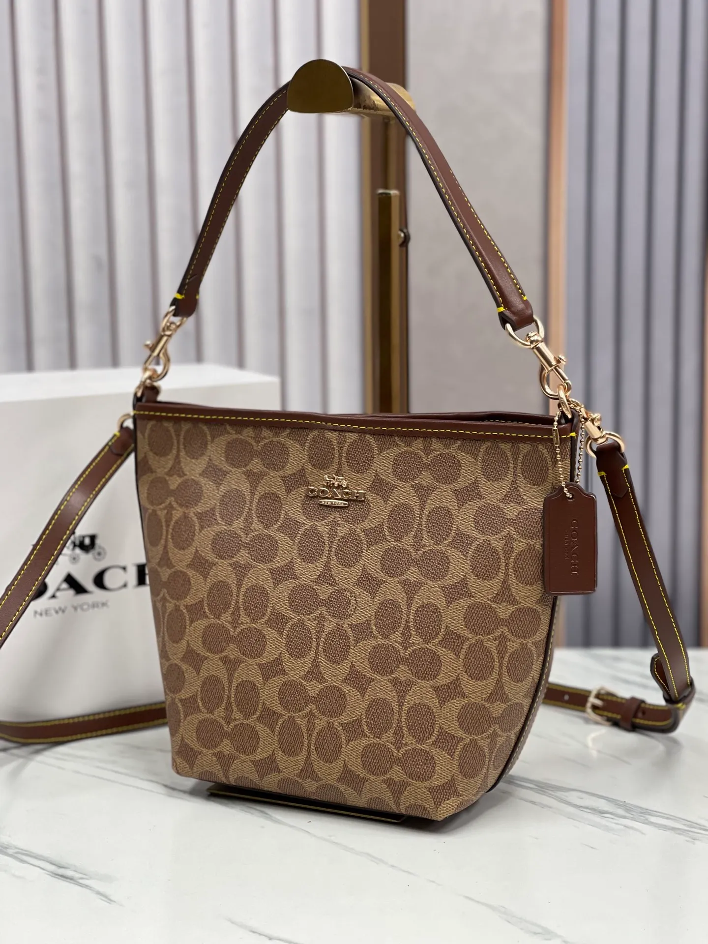 Top original order, batch 380¥ Coach new style. Model CT800 City Bucket bucket bag comes in 4 colors. It is the most casual bucket bag. It has several elements and styles. The elements of the hobo bag are the most similar. It is a simple style. It is very versatile for upper body travel. It has a large capacity. It is simple and can be worn under the armpit or cross-body. The two shoulder straps can be matched at will. The size is about 17/11/21