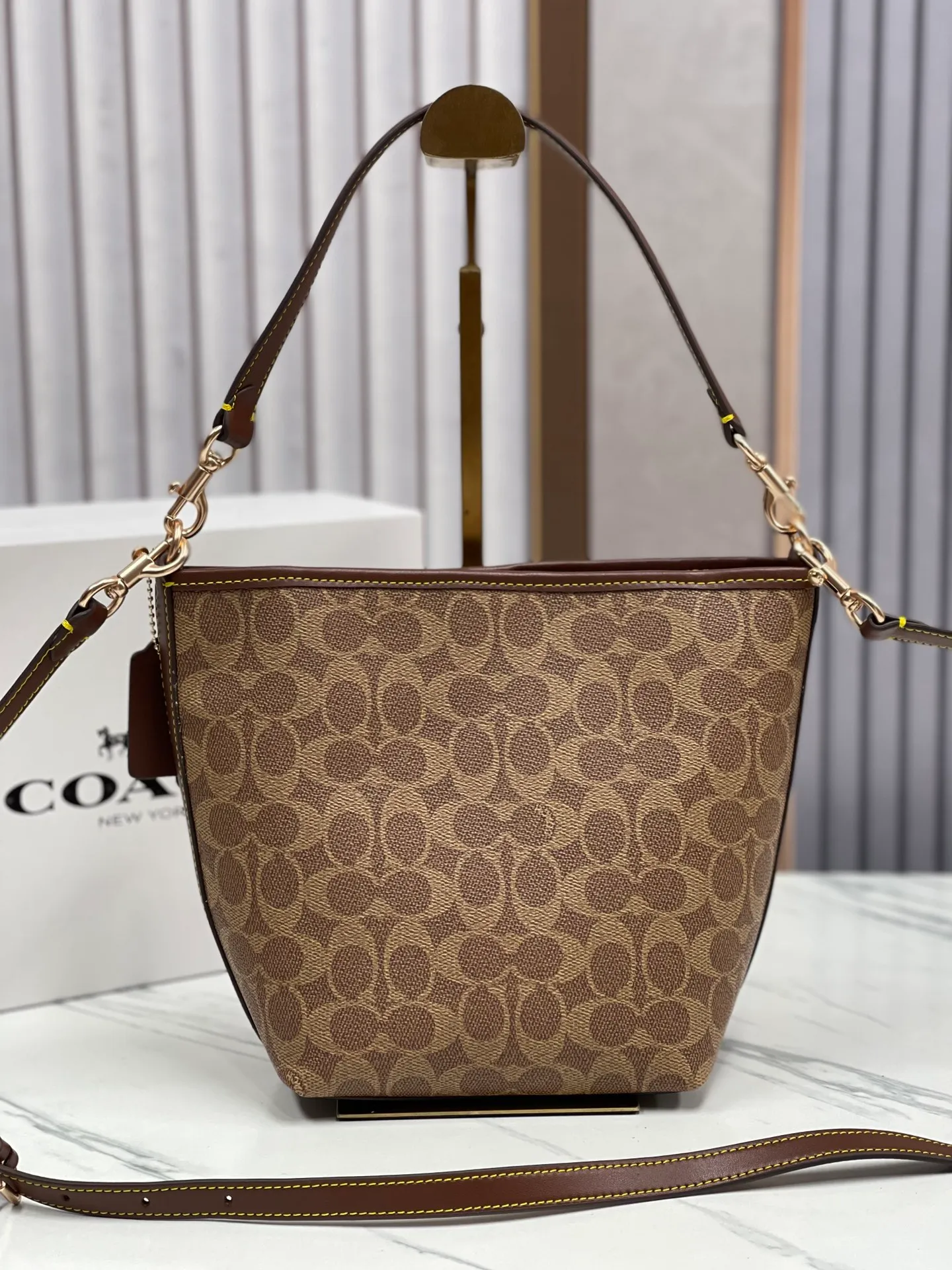 Top original order, batch 380¥ Coach new style. Model CT800 City Bucket bucket bag comes in 4 colors. It is the most casual bucket bag. It has several elements and styles. The elements of the hobo bag are the most similar. It is a simple style. It is very versatile for upper body travel. It has a large capacity. It is simple and can be worn under the armpit or cross-body. The two shoulder straps can be matched at will. The size is about 17/11/21