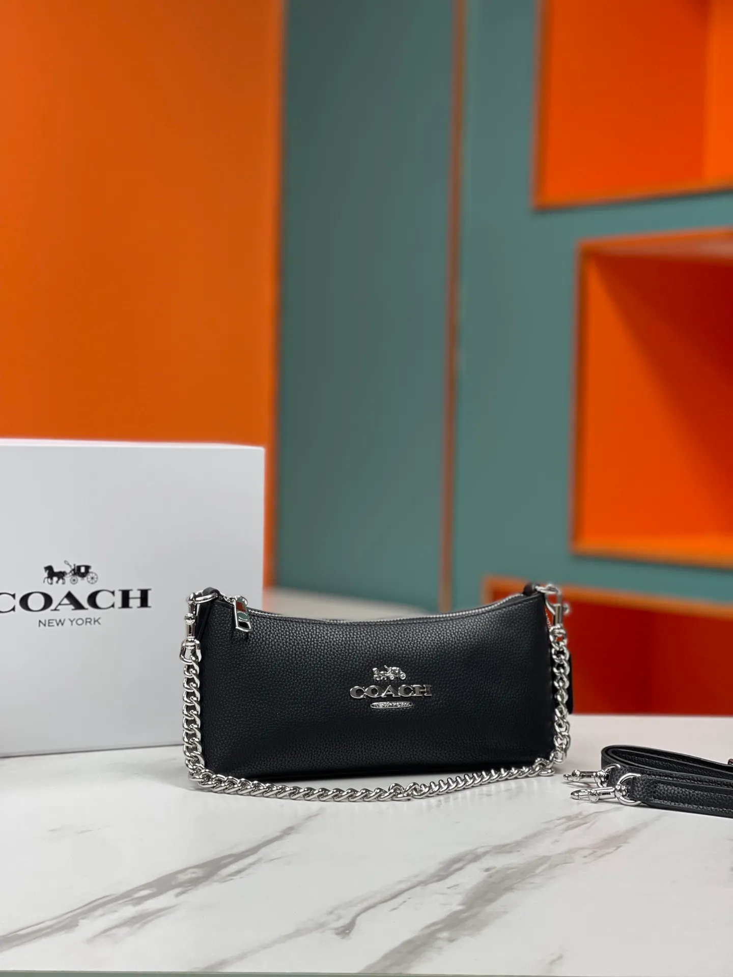 Top original order, batch 380💰COACH/Coach’s new Charlotte series CL405 CL406 CL407 CL656 August new product, invincible and beautiful armpit baguette bag! Short chain shoulder strap! Long leather shoulder strap! Suitable for different occasions, different styles and different combinations! The shape of the paper boat is simple and matched with a metal chain. Super beautiful. Size 26/12/7