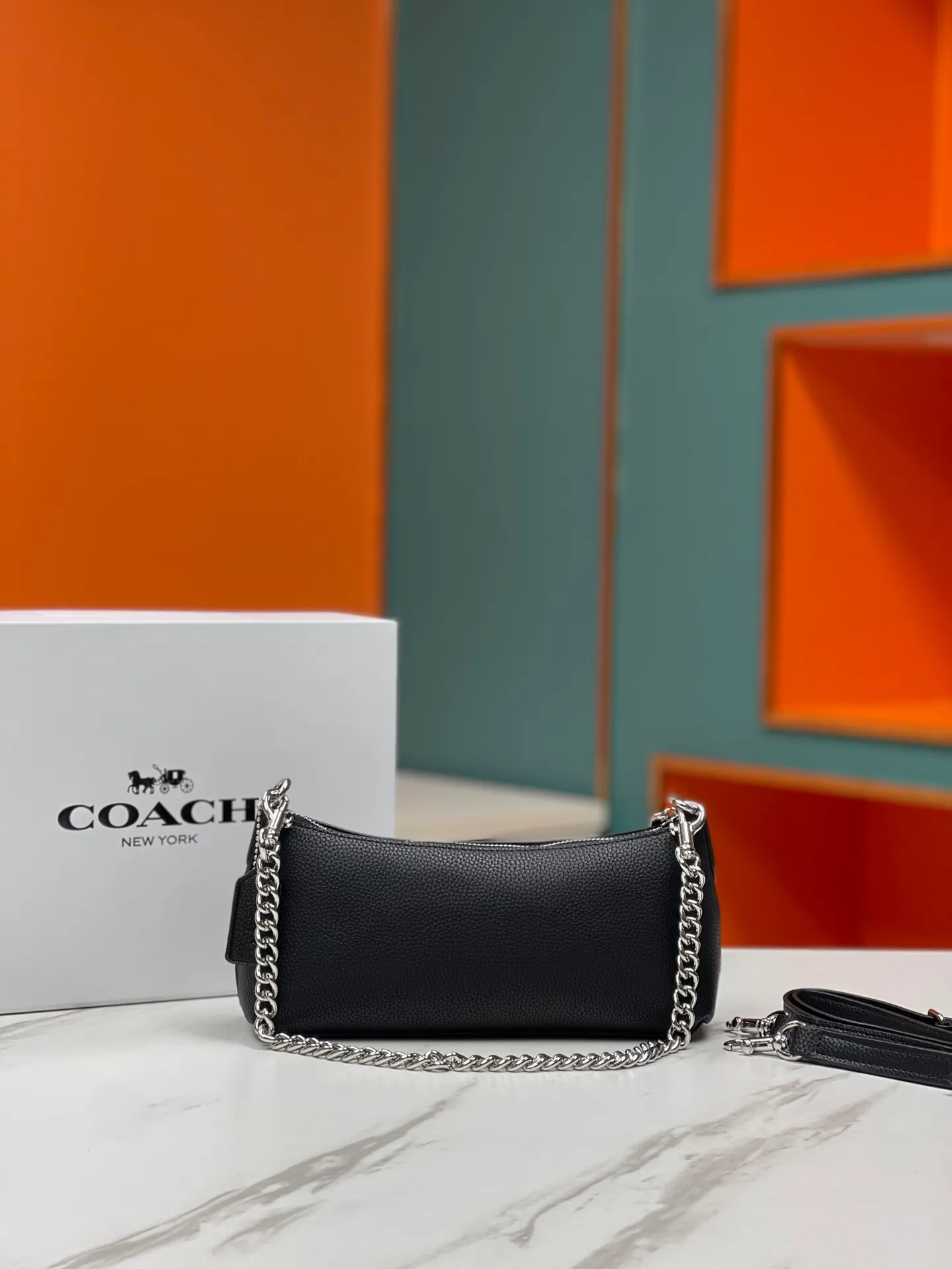 Top original order, batch 380💰COACH/Coach’s new Charlotte series CL405 CL406 CL407 CL656 August new product, invincible and beautiful armpit baguette bag! Short chain shoulder strap! Long leather shoulder strap! Suitable for different occasions, different styles and different combinations! The shape of the paper boat is simple and matched with a metal chain. Super beautiful. Size 26/12/7